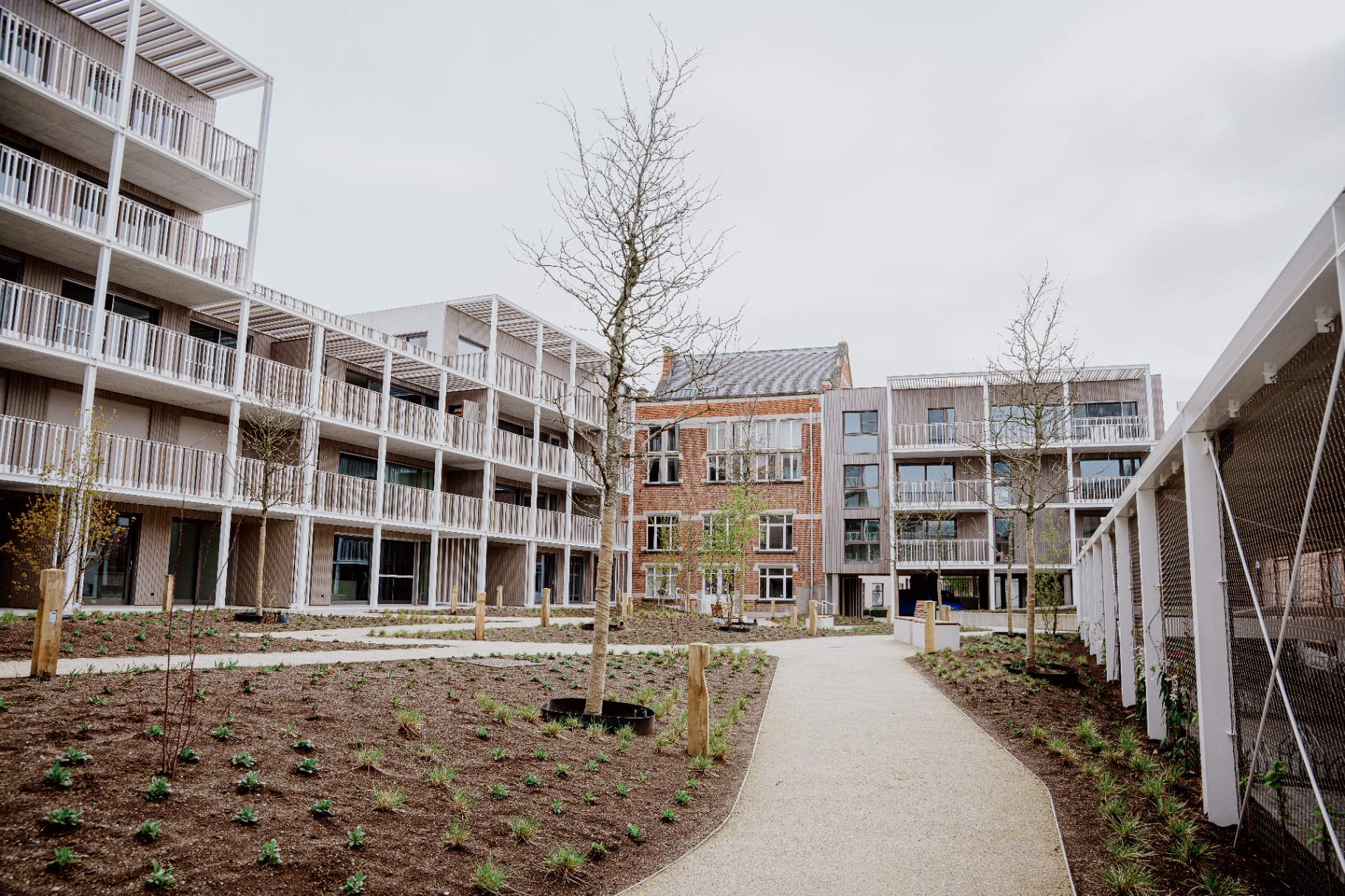 De Lesselier, binnentuin met zicht op het gebouw en het historisch pand