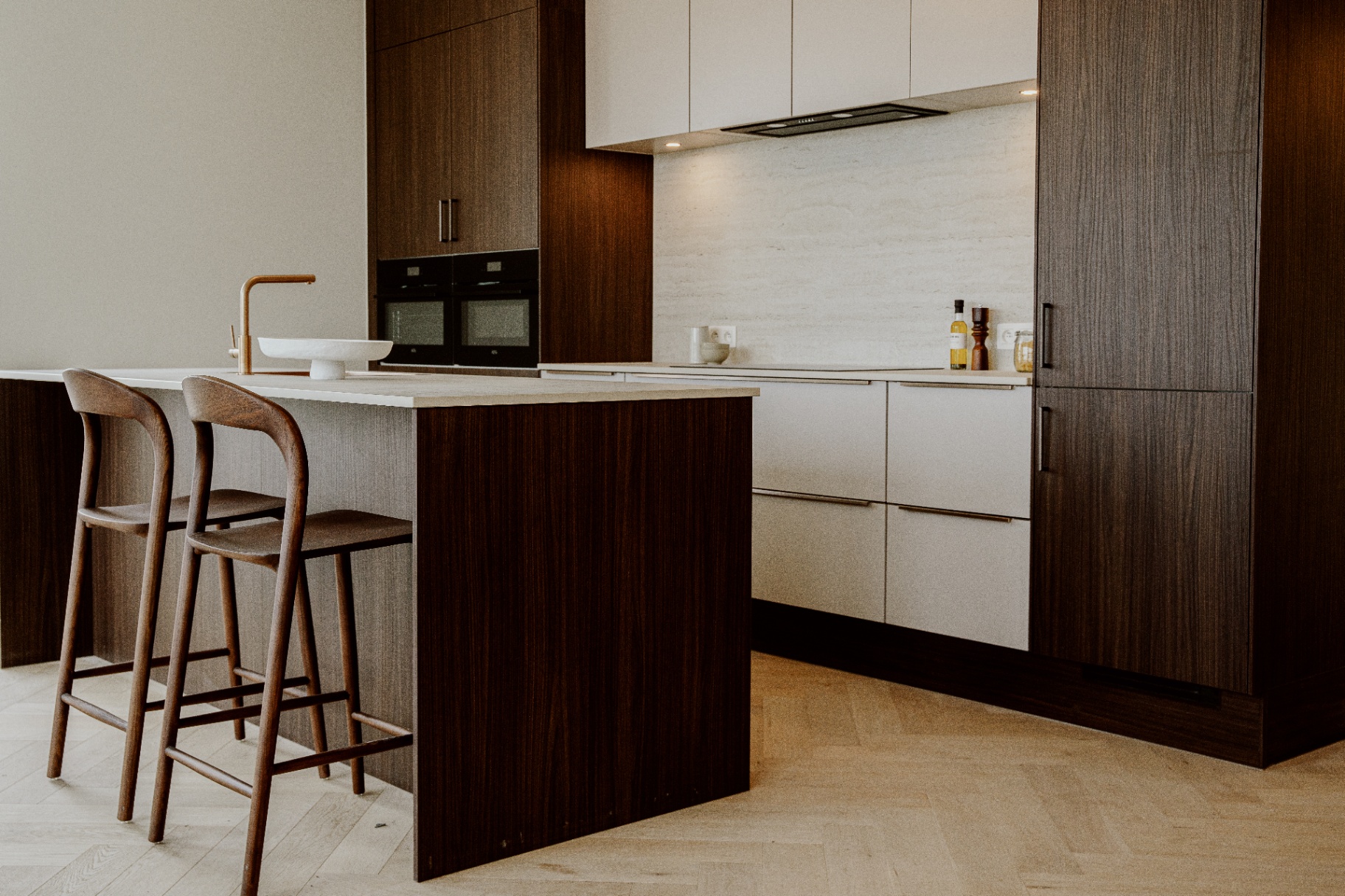 3 slaapkamers met design keuken in donker hout en travertin
