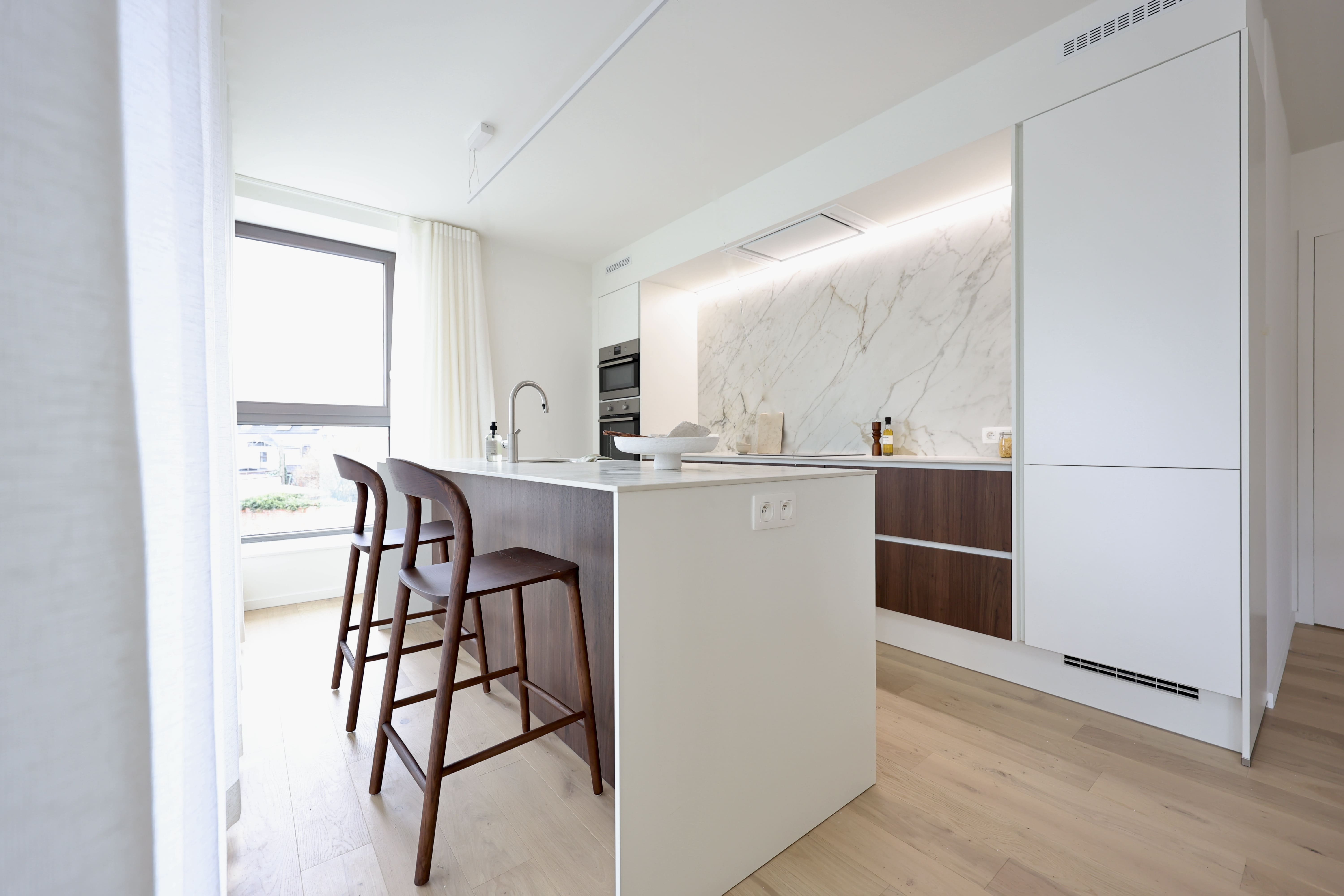 Modelappartement, keuken met marmeren spatwand