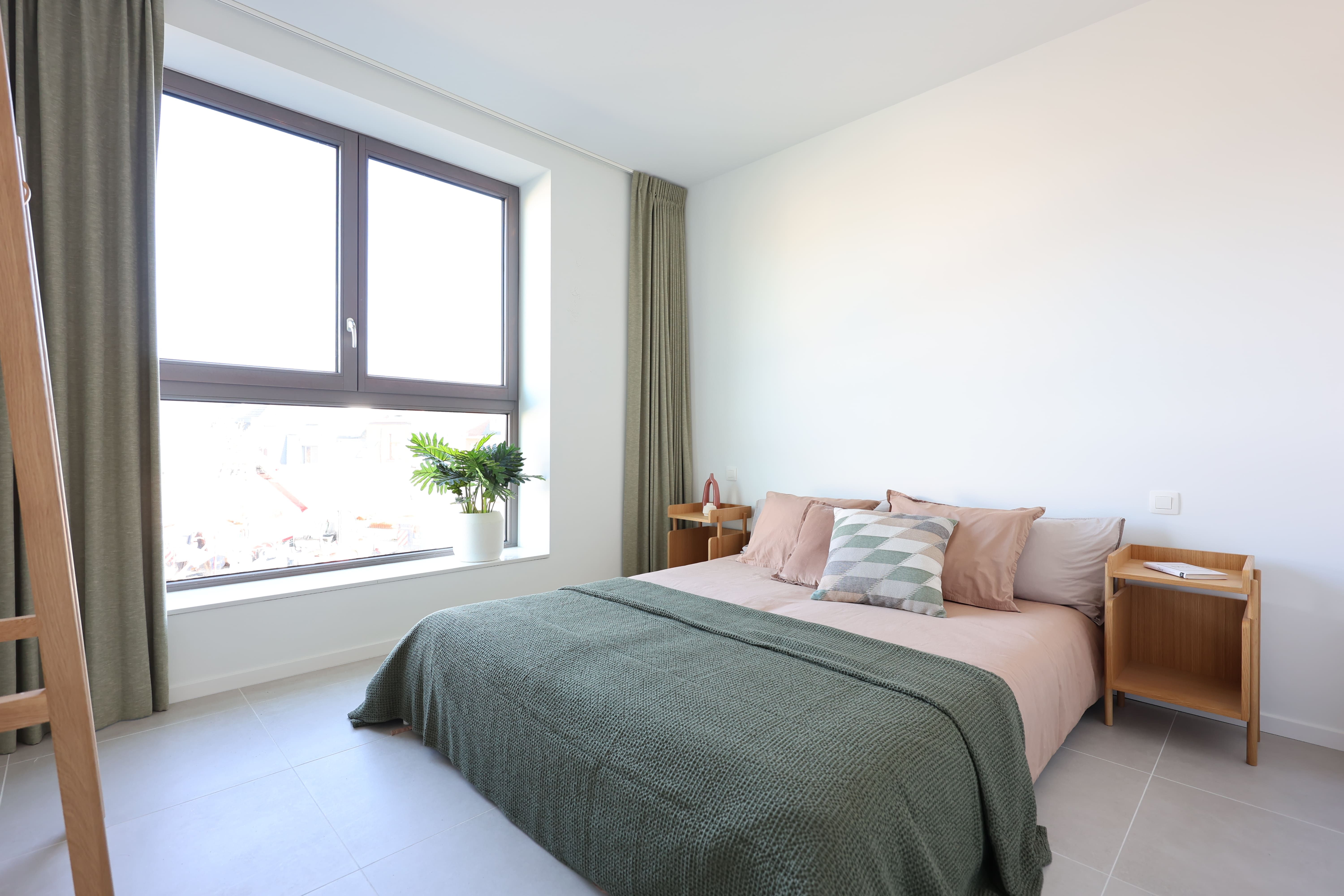 Modelappartement, tweede slaapkamer met groot raam