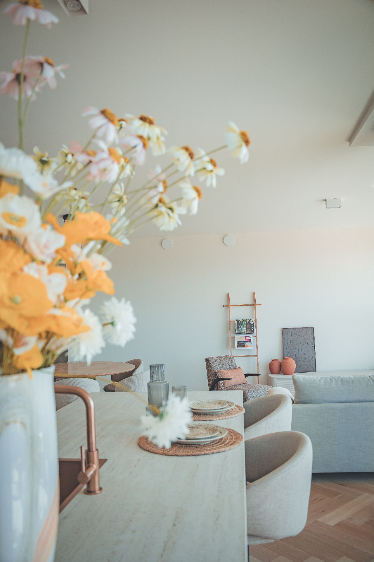 Warme leefruimte met bloemen en travertin keukeneiland