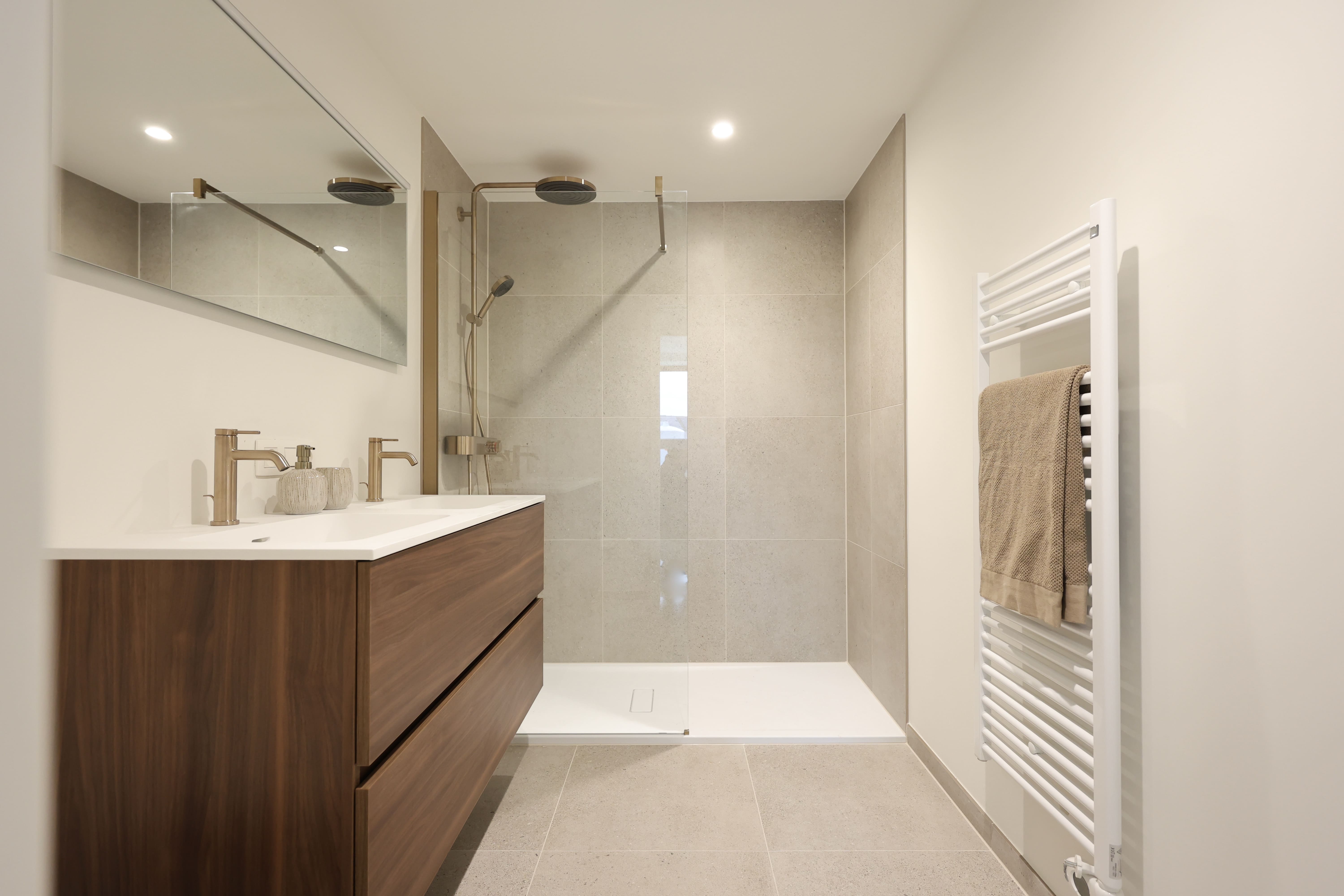 Modelappartement, badkamer met inloopdouche