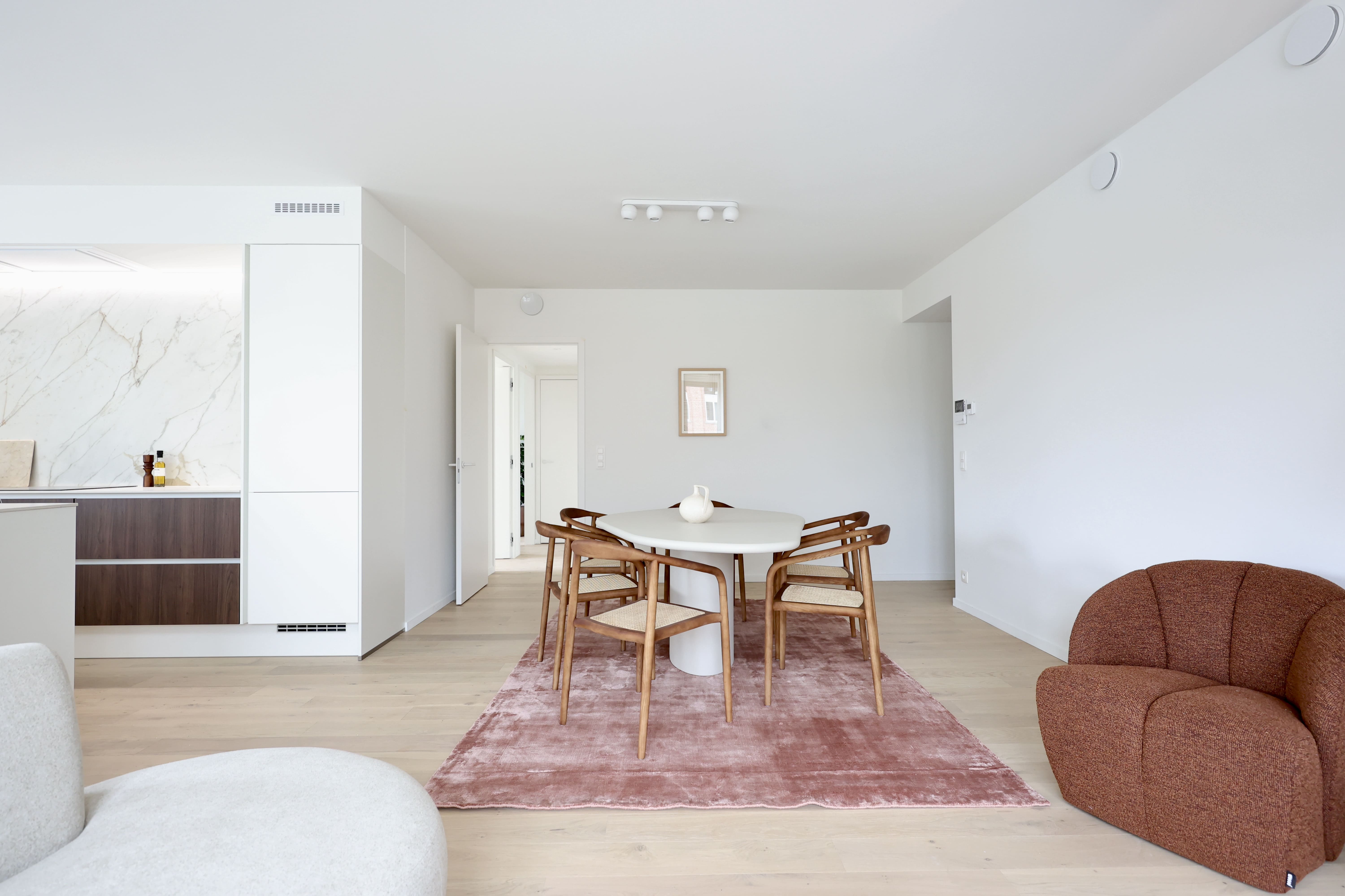 Modelappartement, eetruimte met design eettafel en marmeren keuken