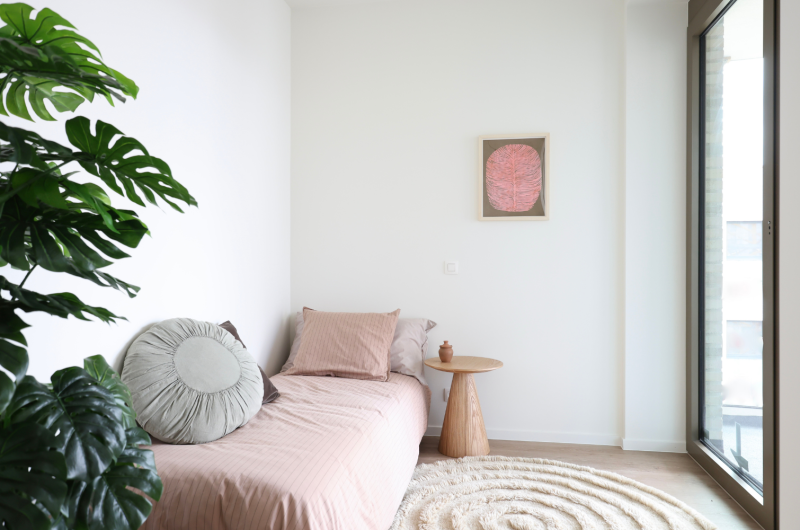 Slaapkamer met natuurlijke materialen in het modelappartement van Kaai Living