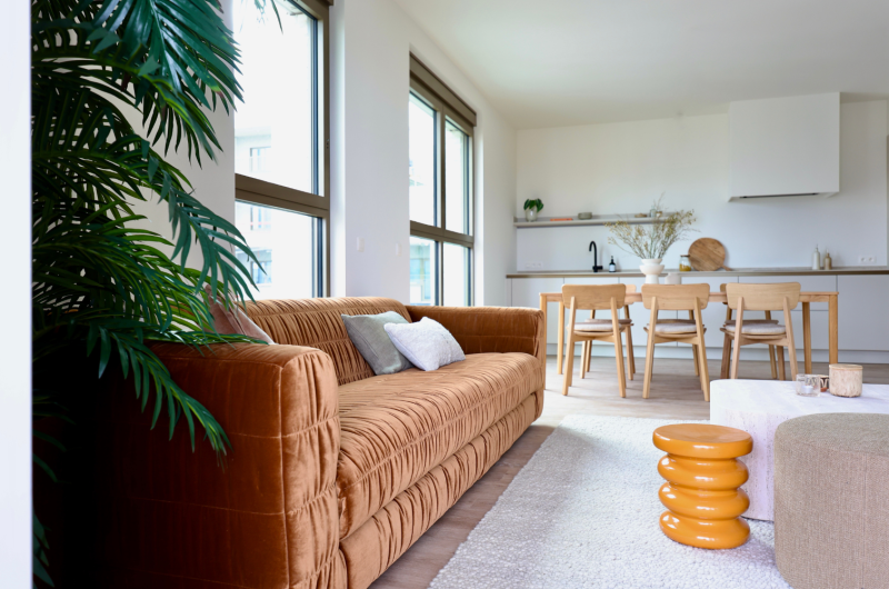 Lichtrijke woonkamer met zicht naar de keuken in het modelappartement van Kaai Living