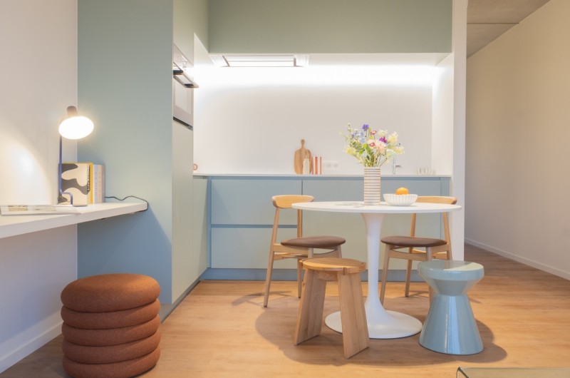 Modelstudio Kaai Studios: eetkamer en keuken met pastelkleuren