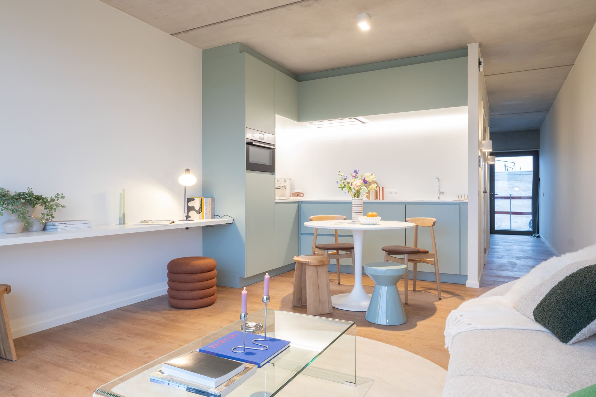 Ingerichte Kaai Studio - keuken en zithoek