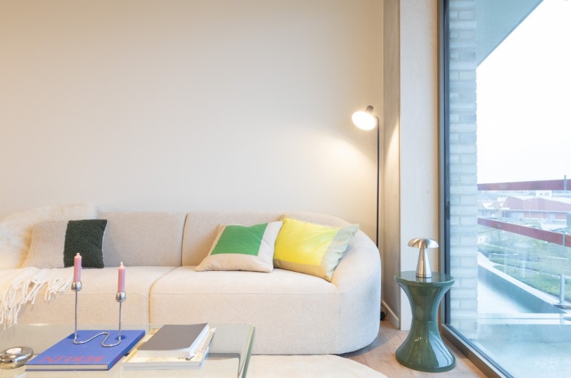 Modelstudio Kaai Studios: zithoek met zicht naar buiten