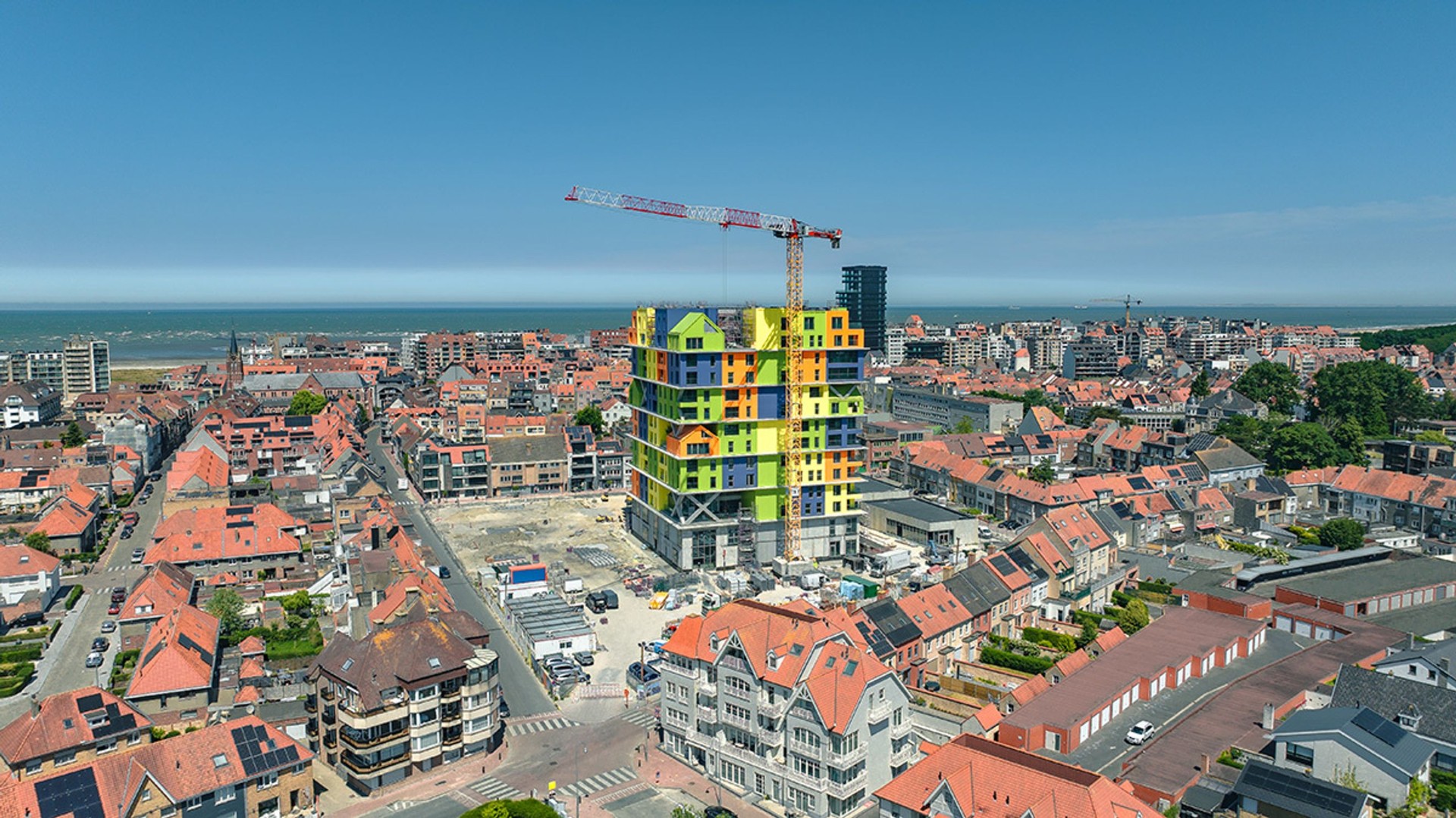 Luchtfoto van Hoost in Knokke-Heist met zicht op de zee