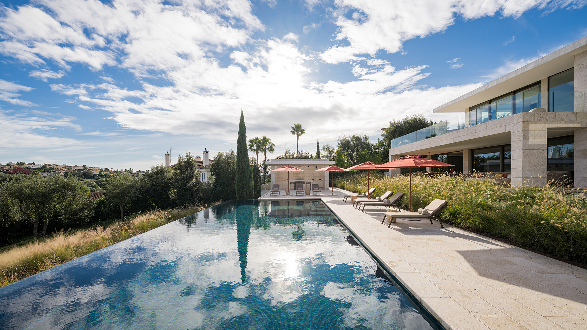 Piscina infinita y terraza con vistas sobre La Reserva