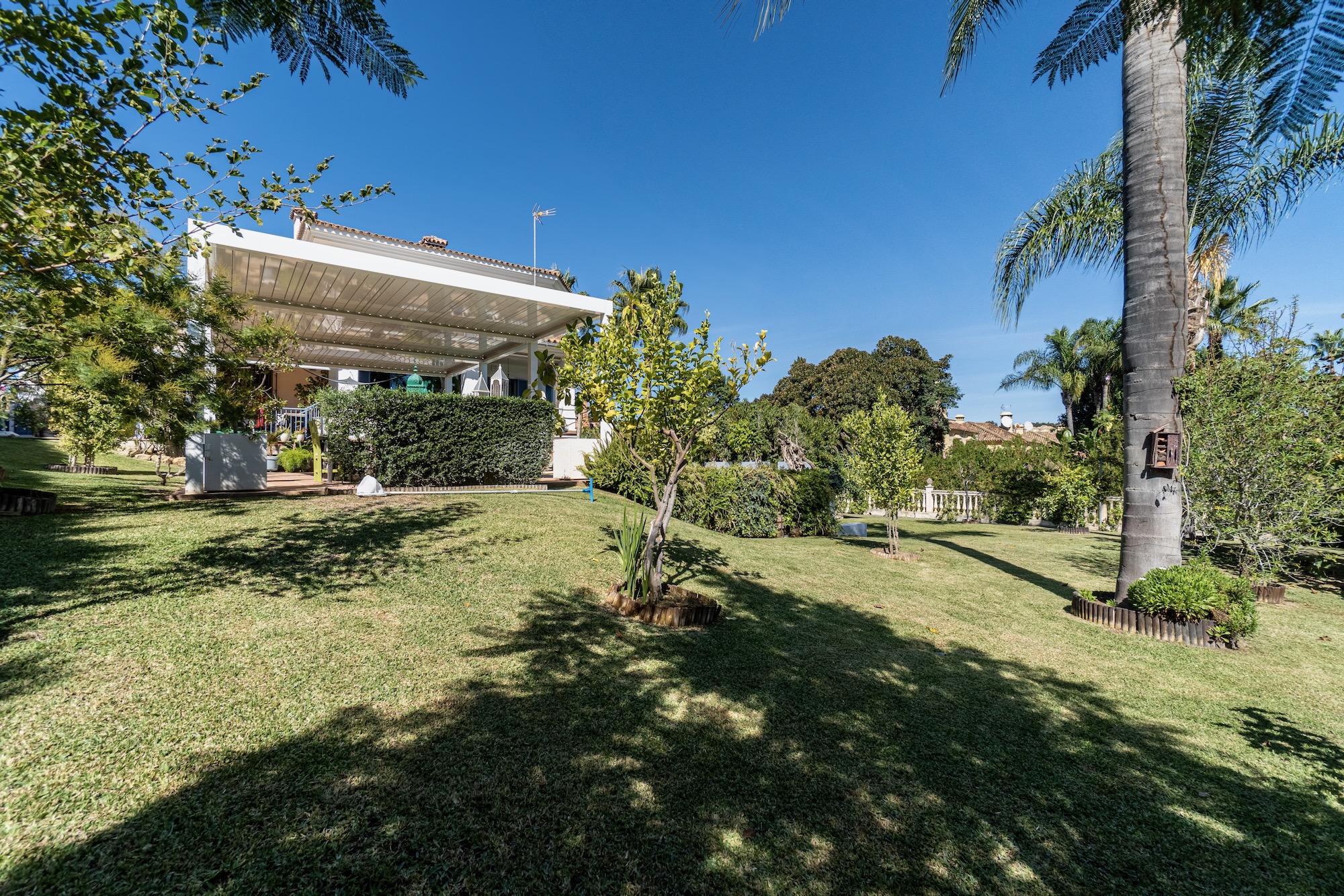 Terrasse avec vue sur le jardin m&eacute;diterran&eacute;en