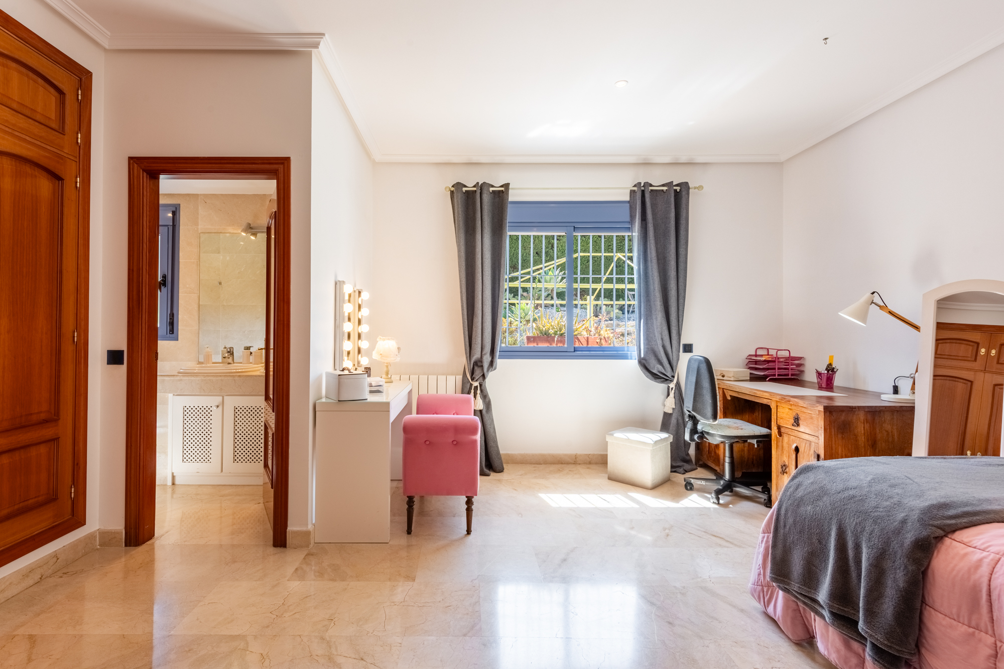 Spacieux salon avec vue sur le jardin