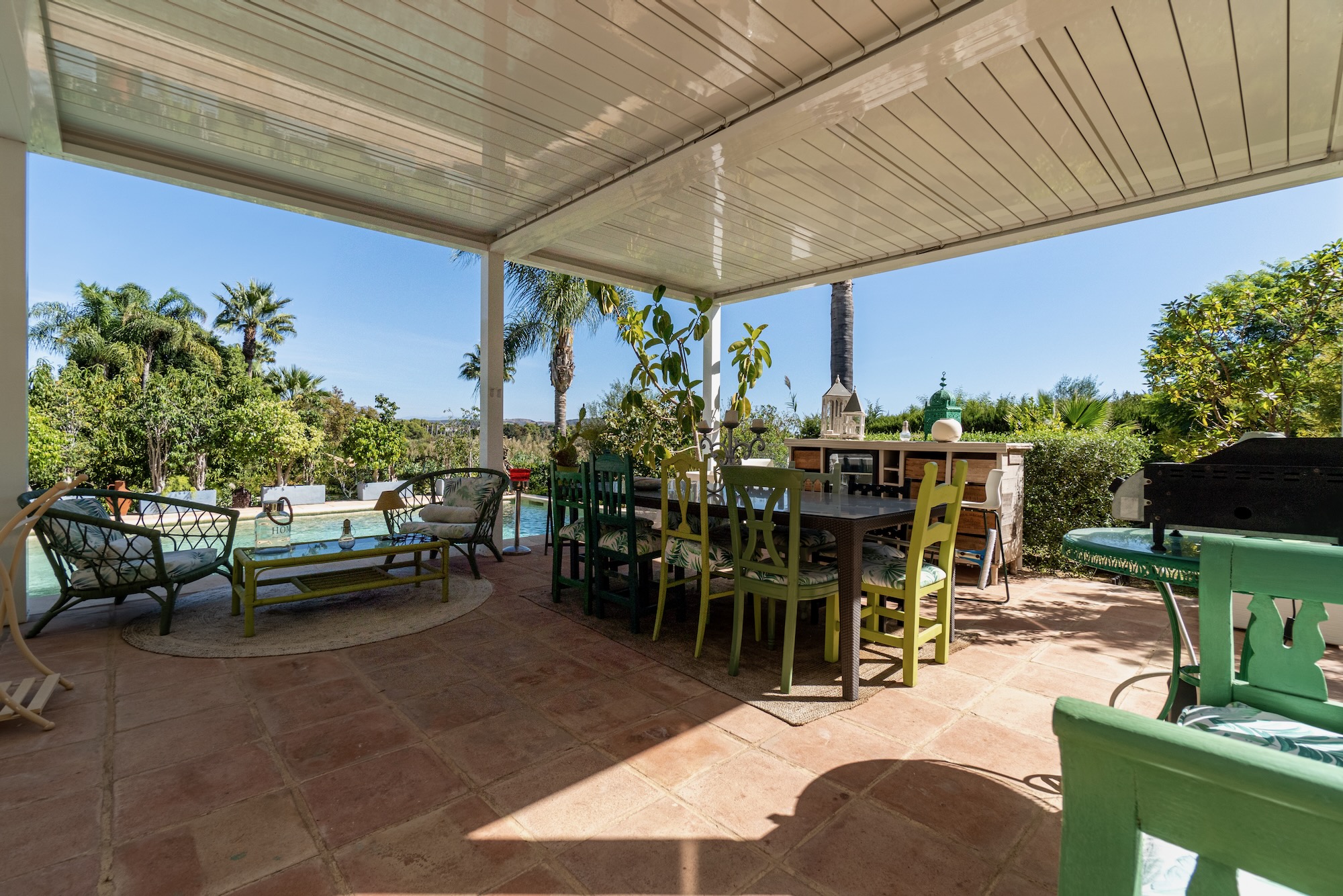 Piscine priv&eacute;e et terrasse de la villa familiale Sotogrande Costa &agrave; Sotogrande Costa
