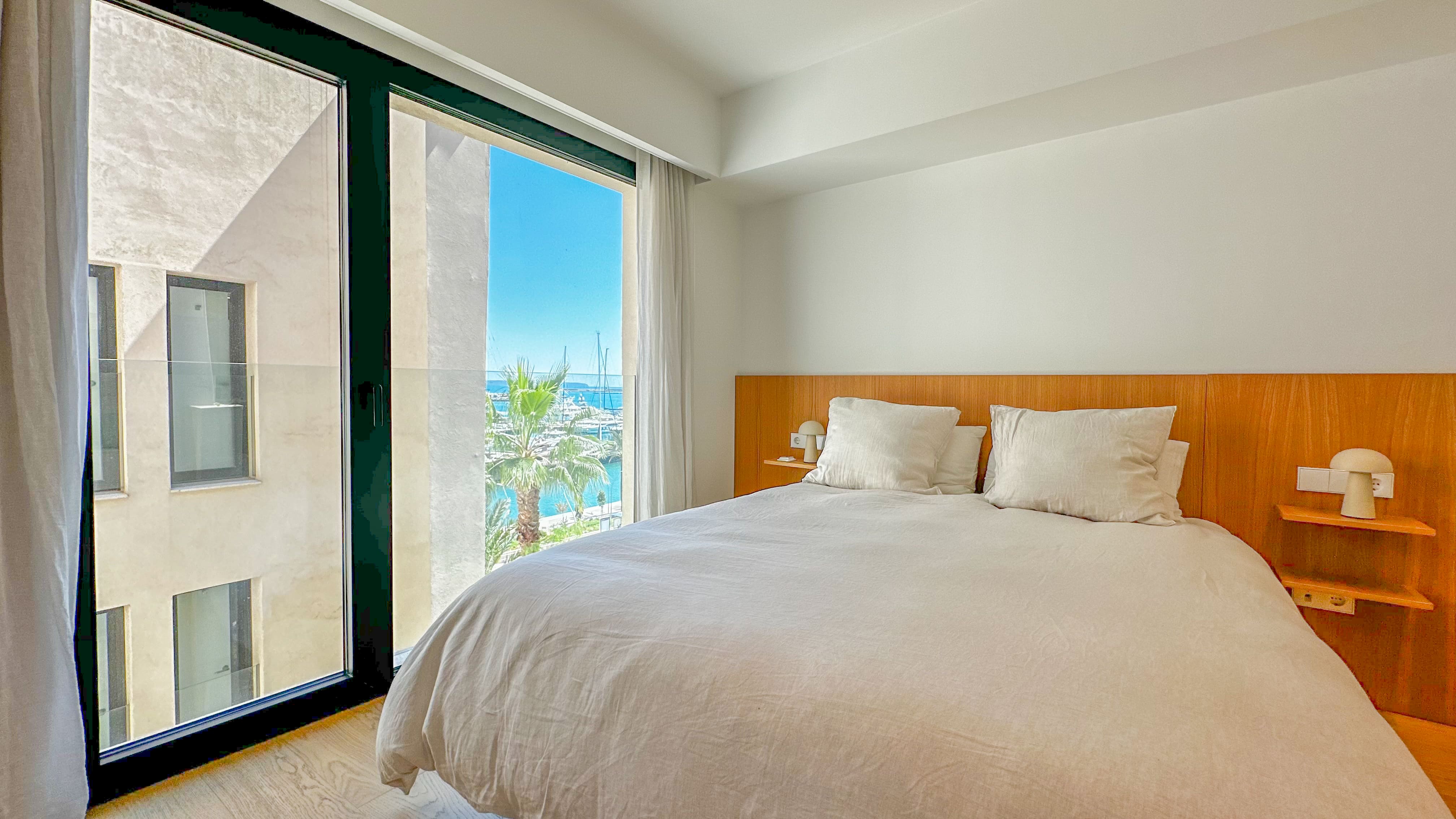 Bedroom with access to the terrace