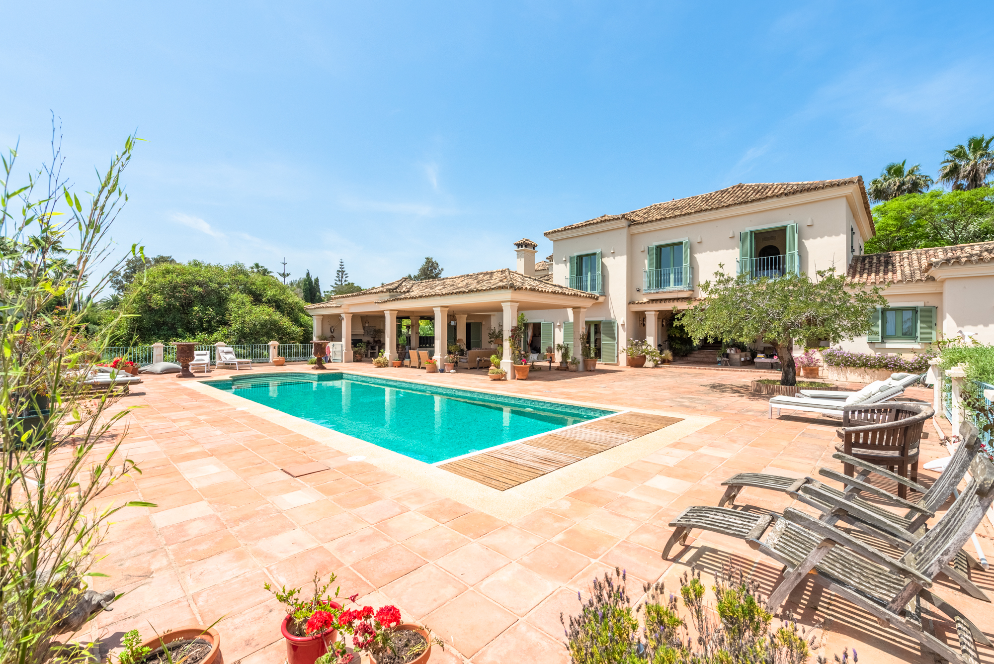 Saltwater infinity pool and terrace of Villa Sotogrande Alto