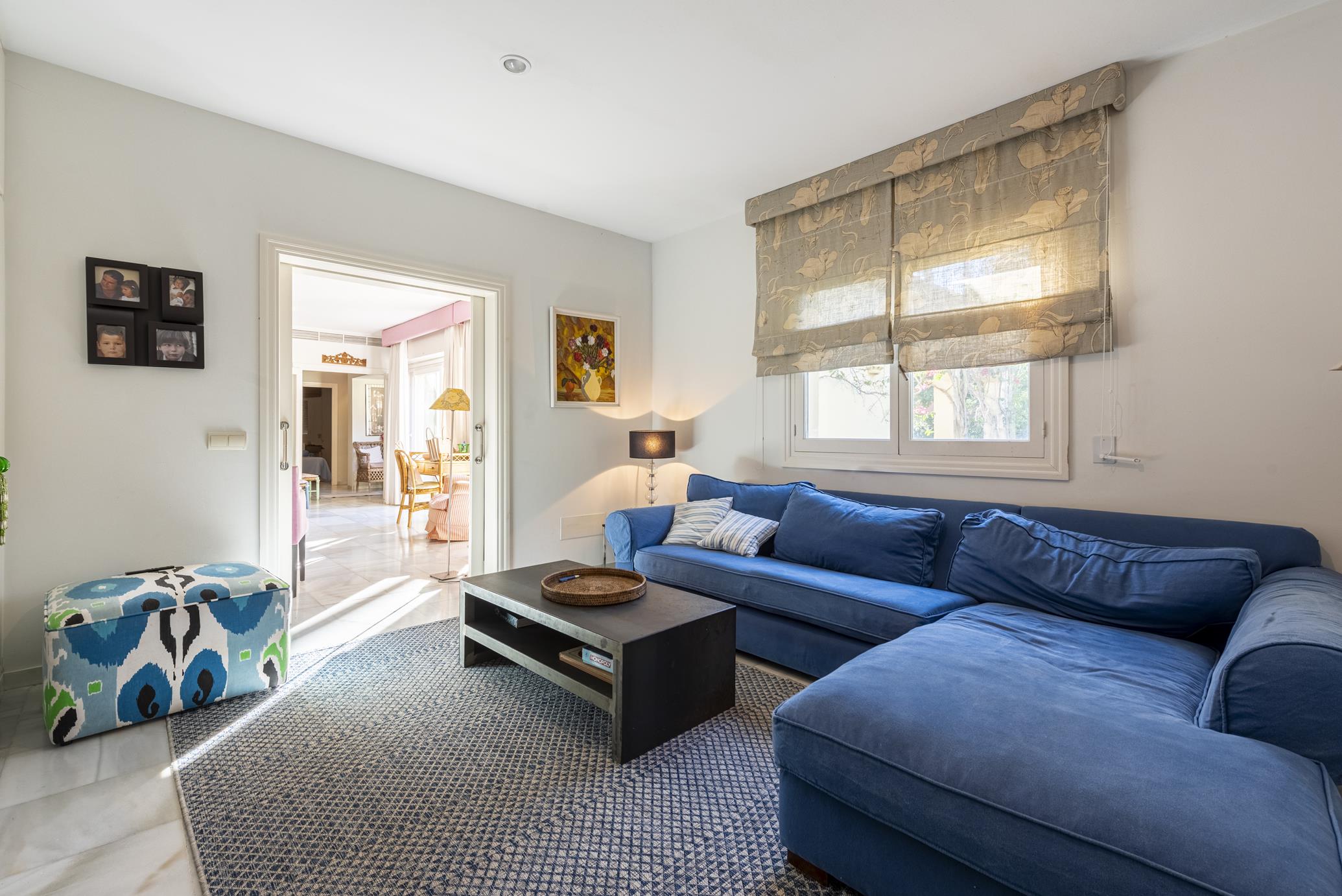 Coin salon lumineux avec canap&eacute; bleu dans le bungalow