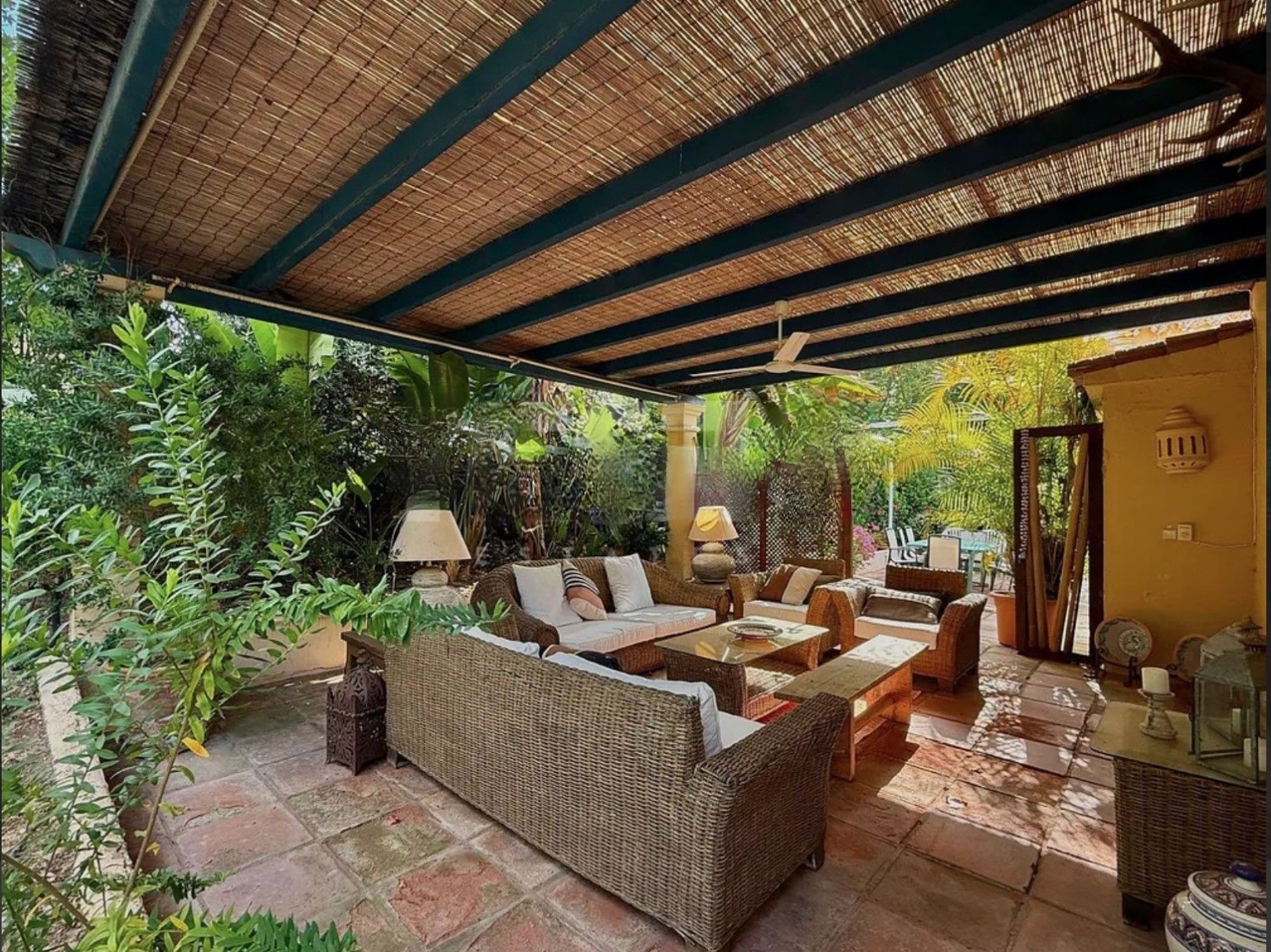 Espace lounge couvert dans le jardin de Heart of Sotogrande