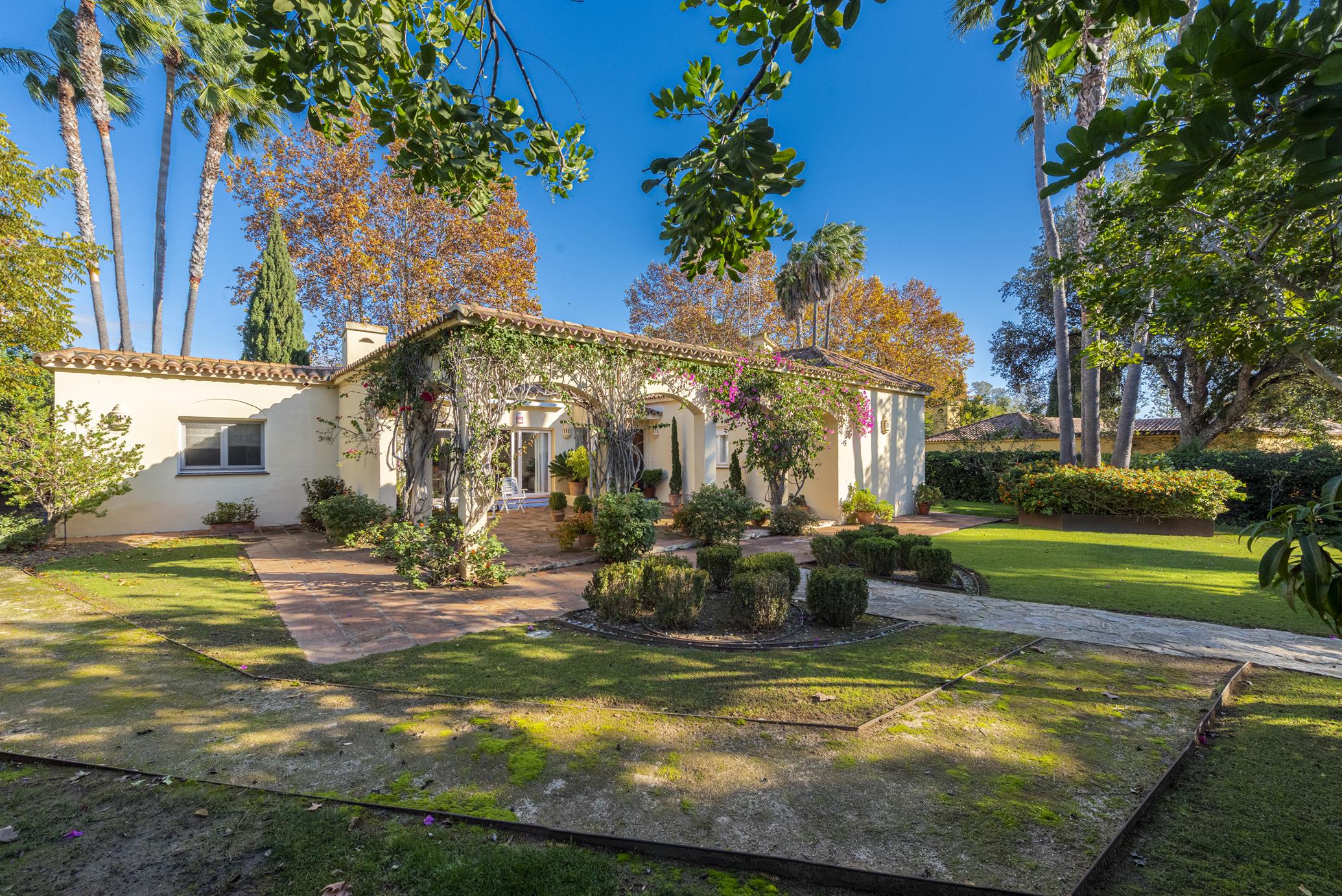 Heart of Sotogrande, bungalow entour&eacute; de palmiers et de bougainvill&eacute;es &agrave; Sotogrande