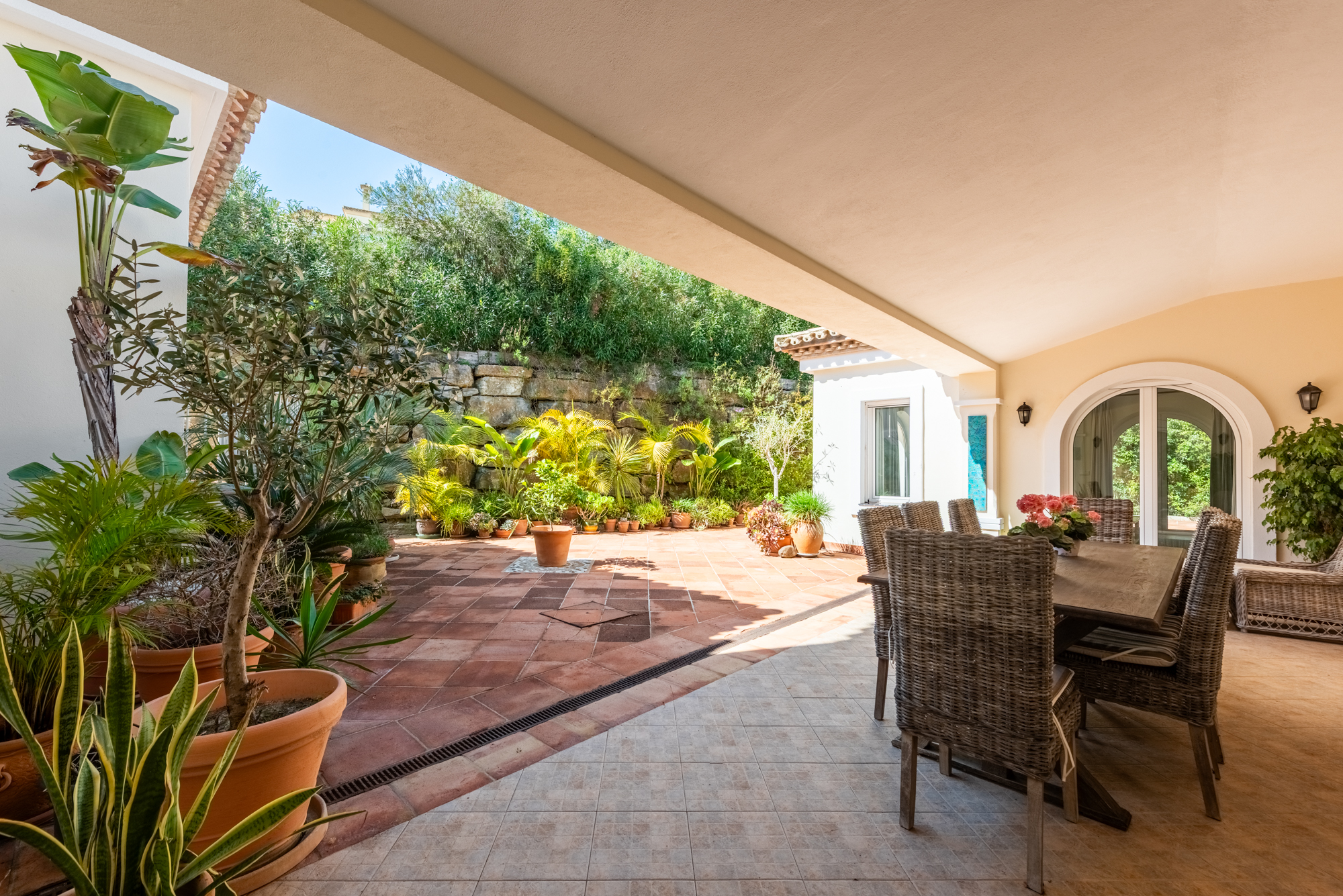 Salle &agrave; manger avec vue sur la terrasse