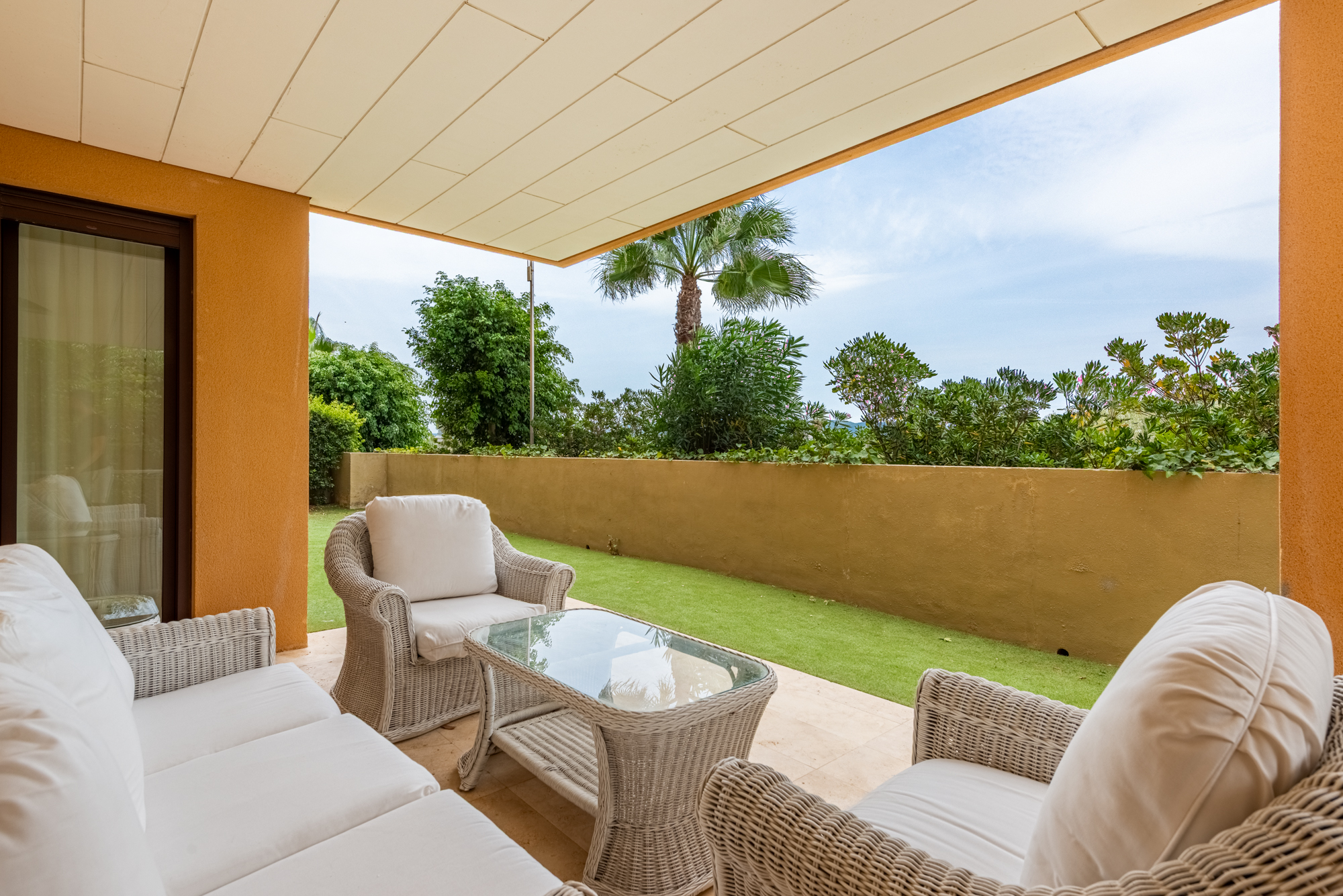 Privéterras van het appartement in Ribera del Marlin met zicht op de jachthaven