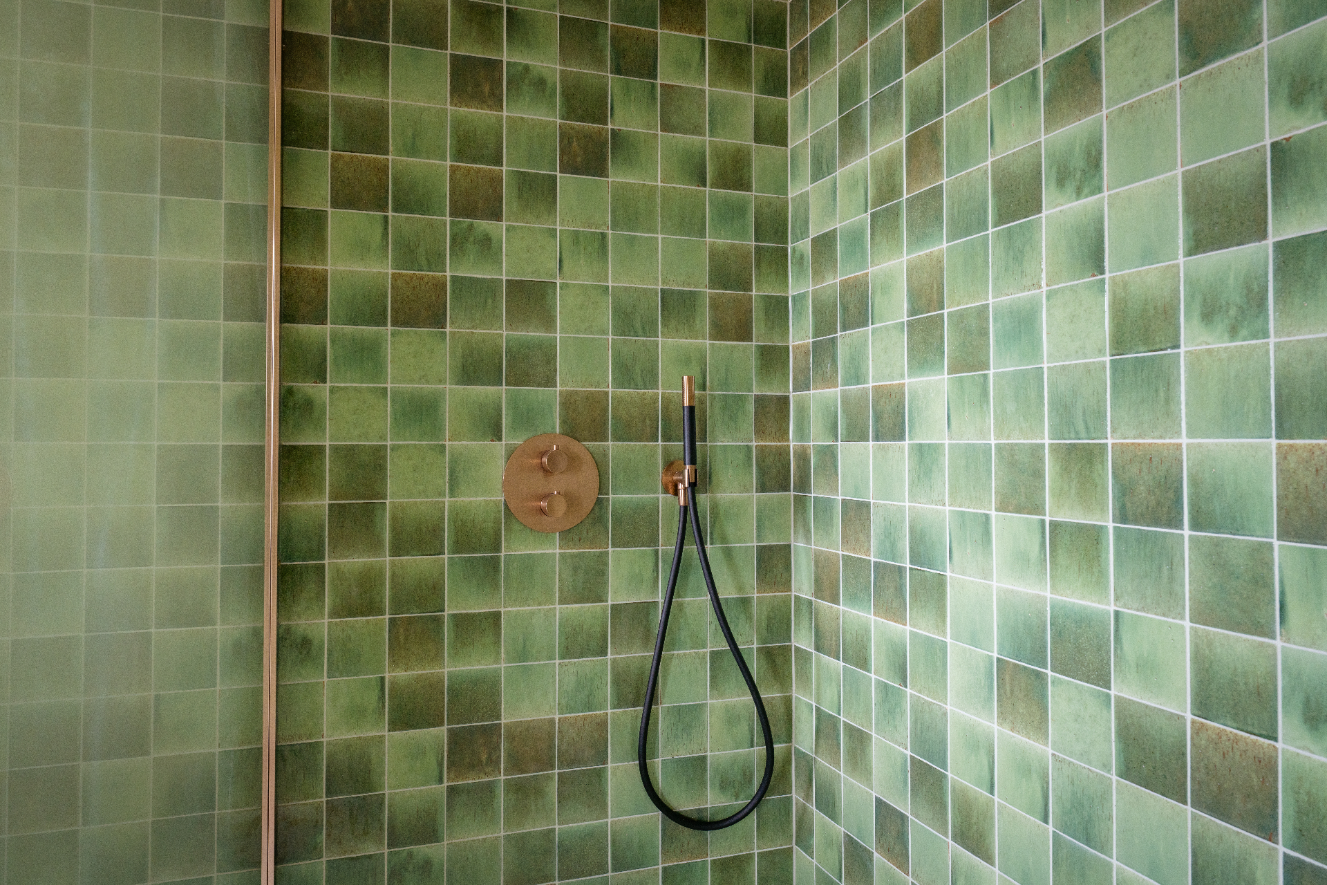 Groene badkamer met bronzen douchekraan