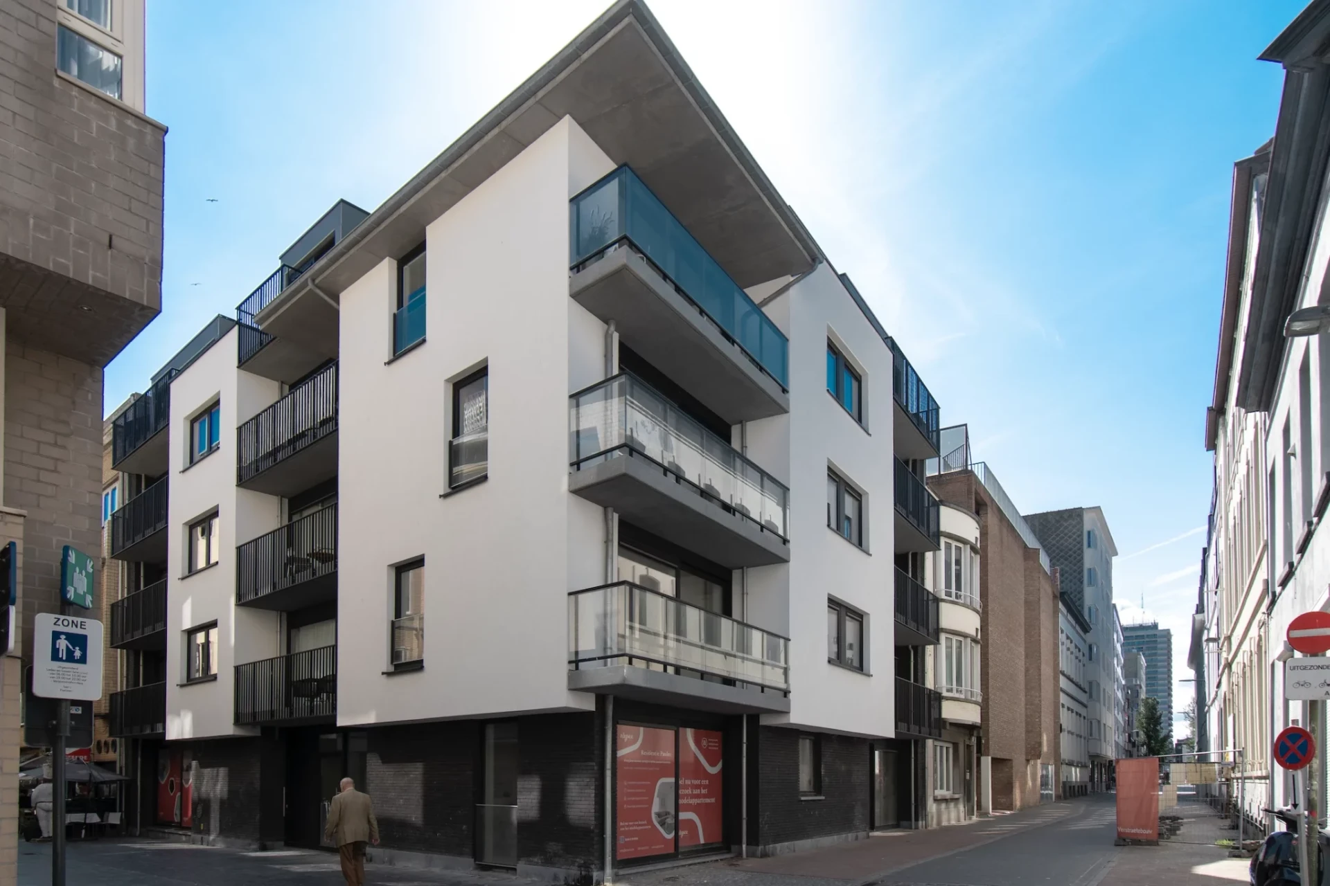 Résidence Sint-Paulus Oostende - façade sur ciel bleu