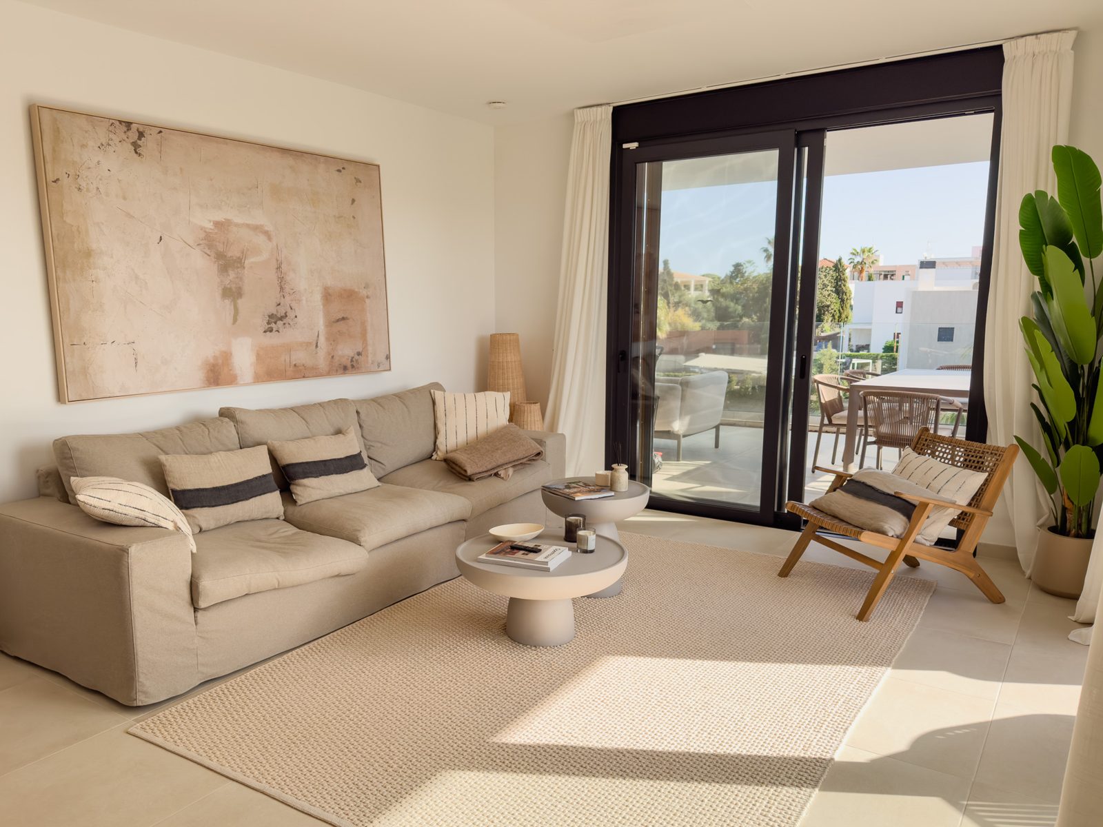 Bright living room with view of the terrace