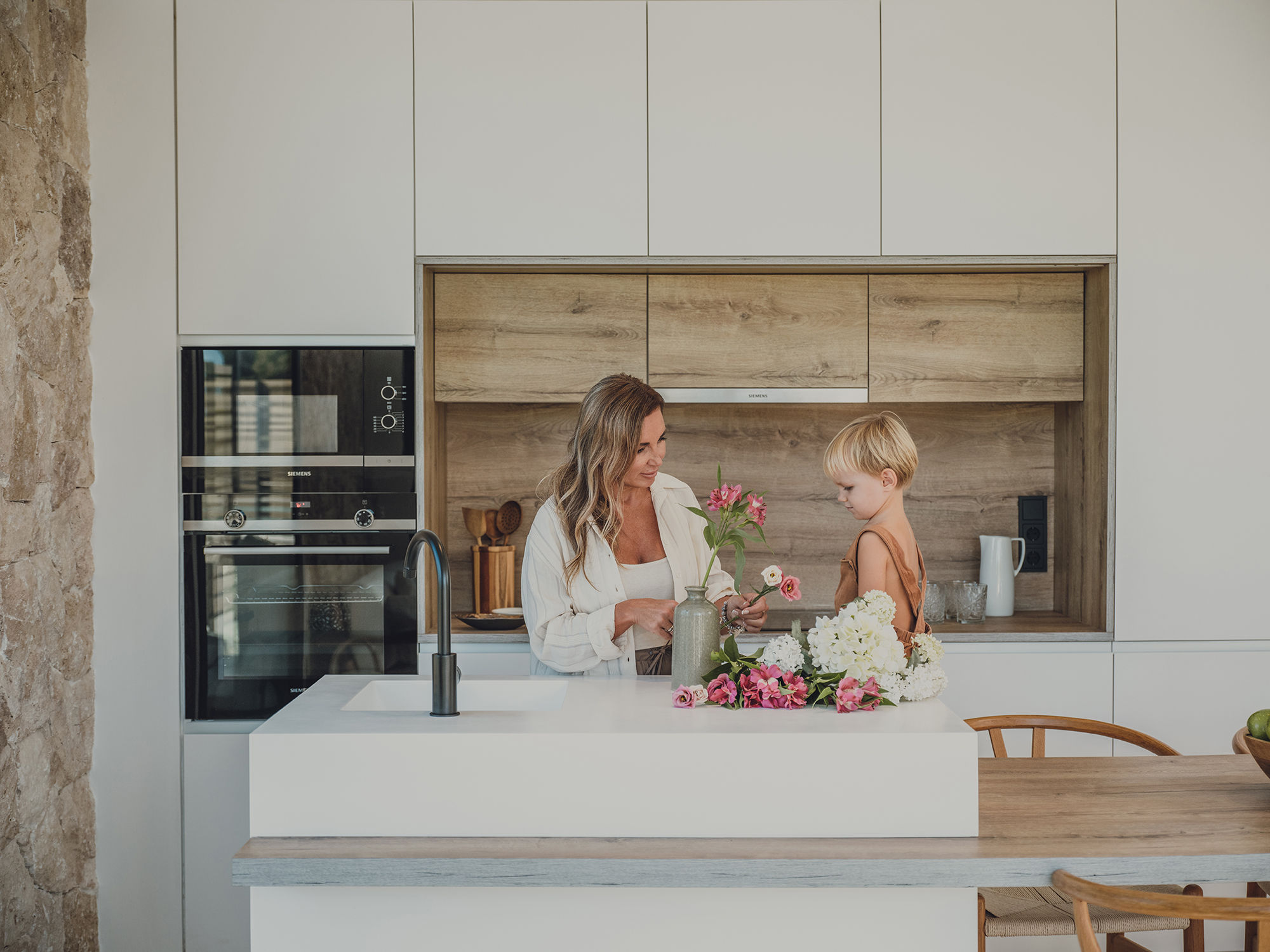 Moderne keuken met eiland en eettafel
