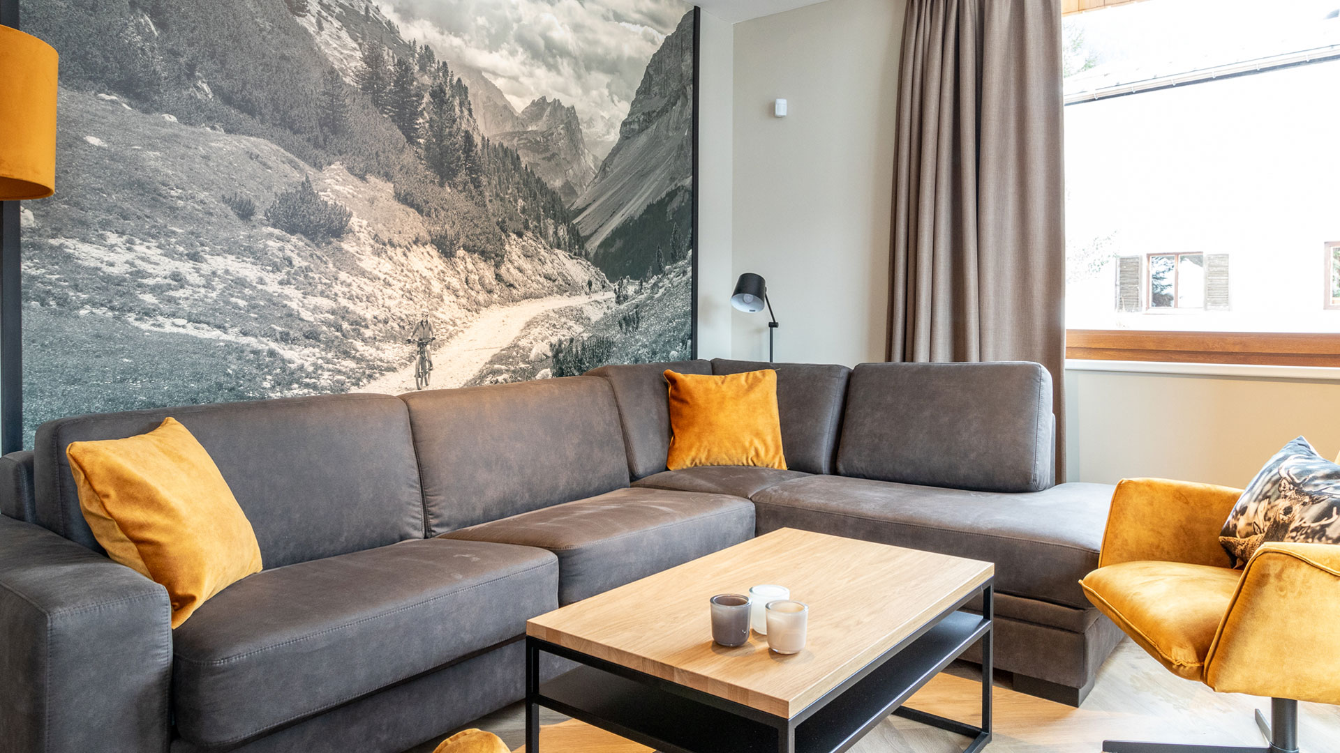 Woonkamer met avondsfeer en bergzicht