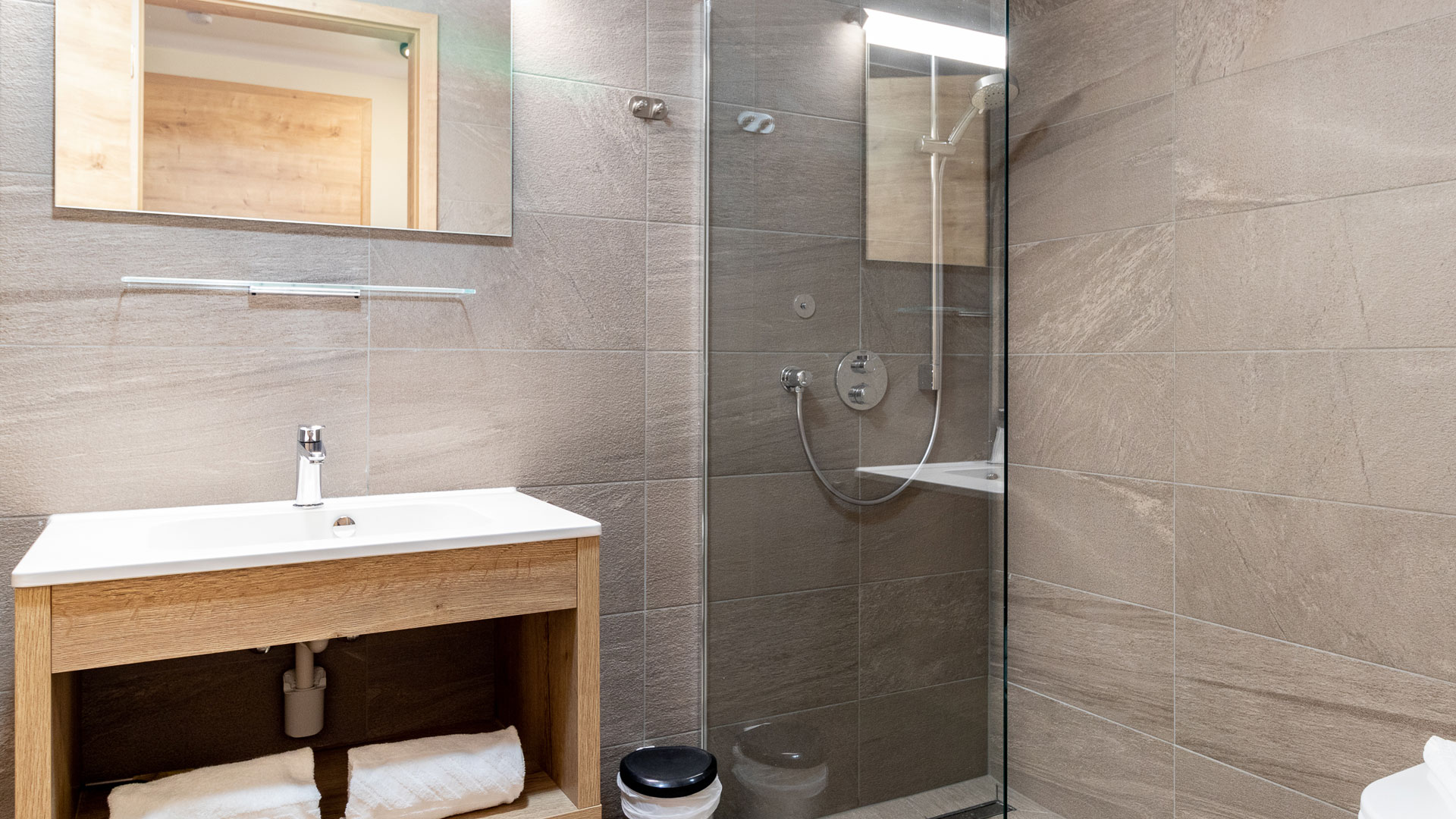 Moderne badkamer met regendouche