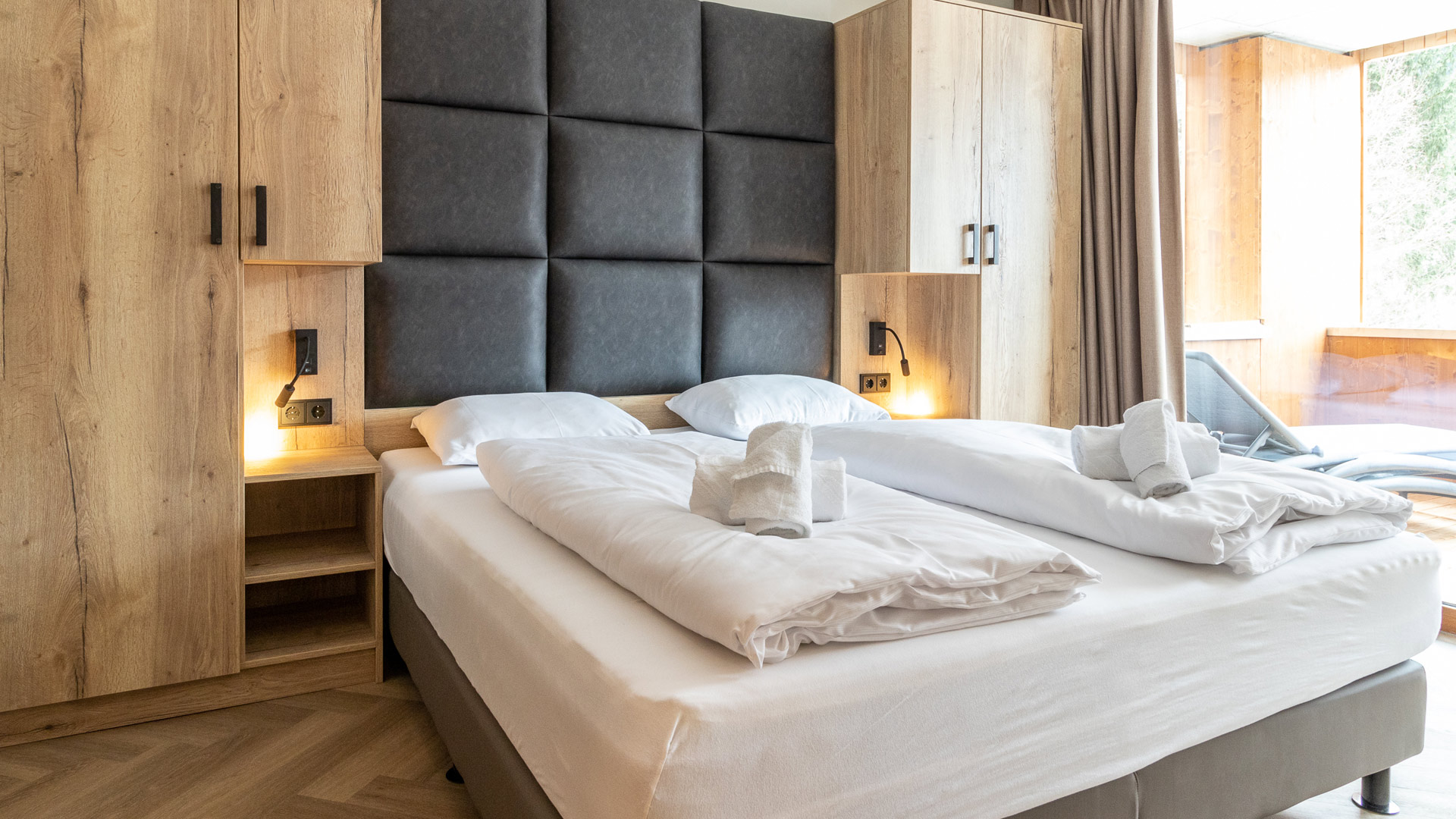 Luxe slaapkamer met houten afwerking