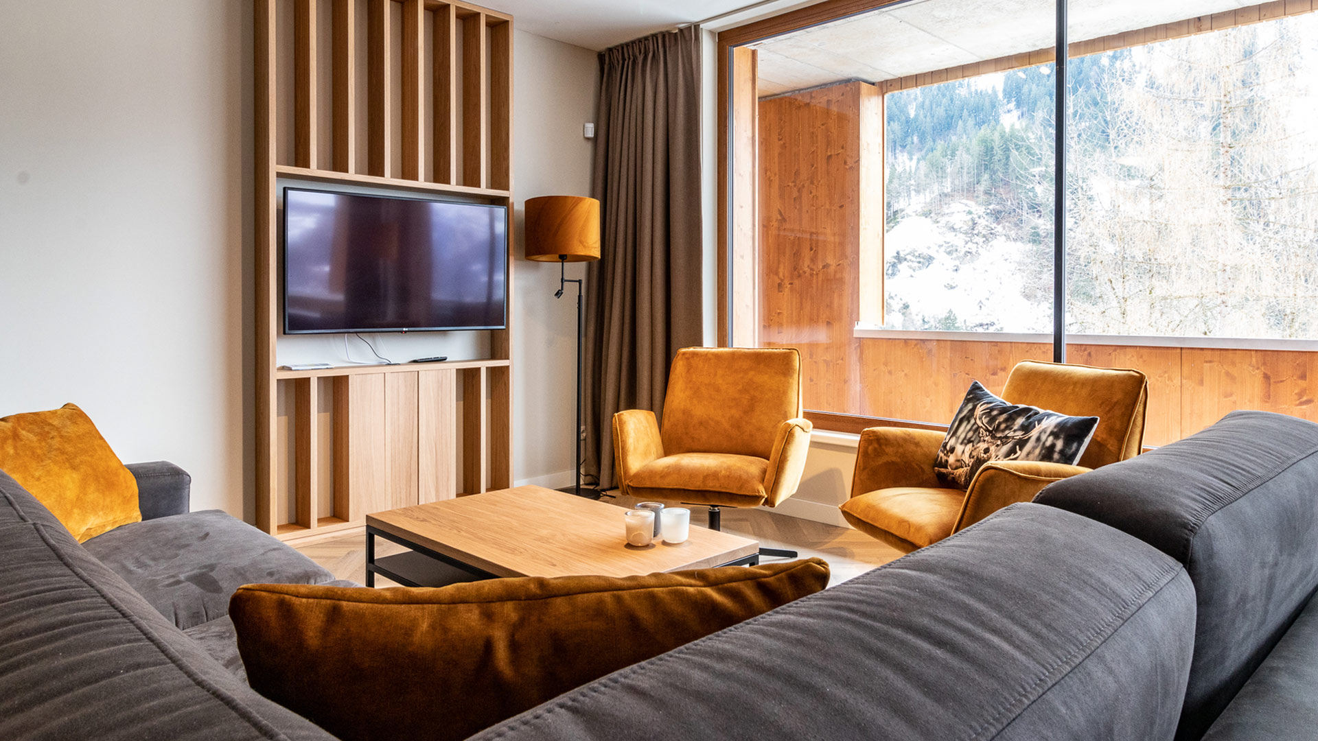 Luxe woonkamer met panorama uitzicht op het berglandschap