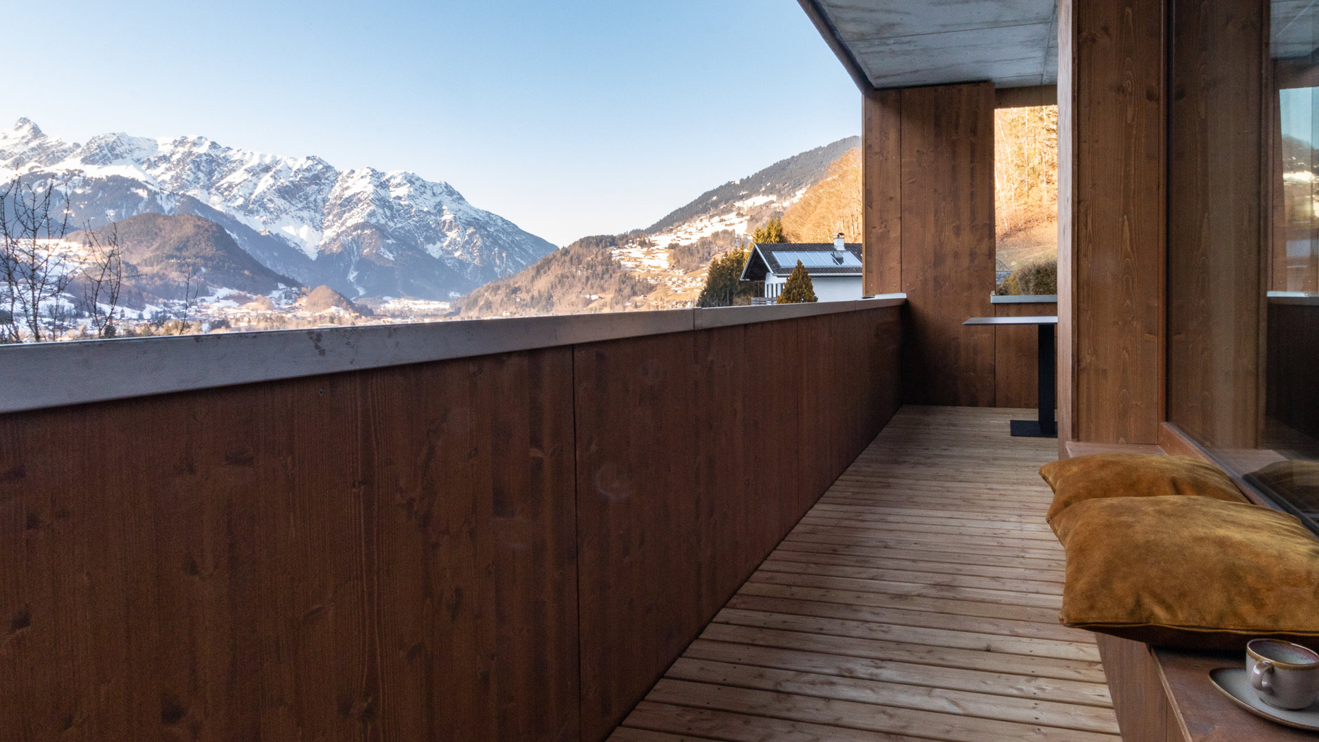 Zicht vanaf het balkon op het Montafon-dal