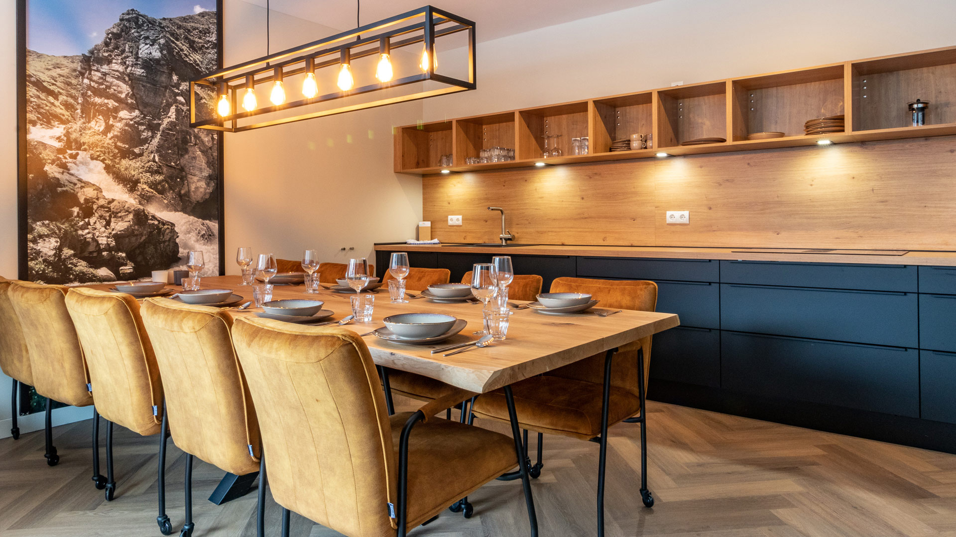Eetkamer met houten tafel en stijlvolle verlichting