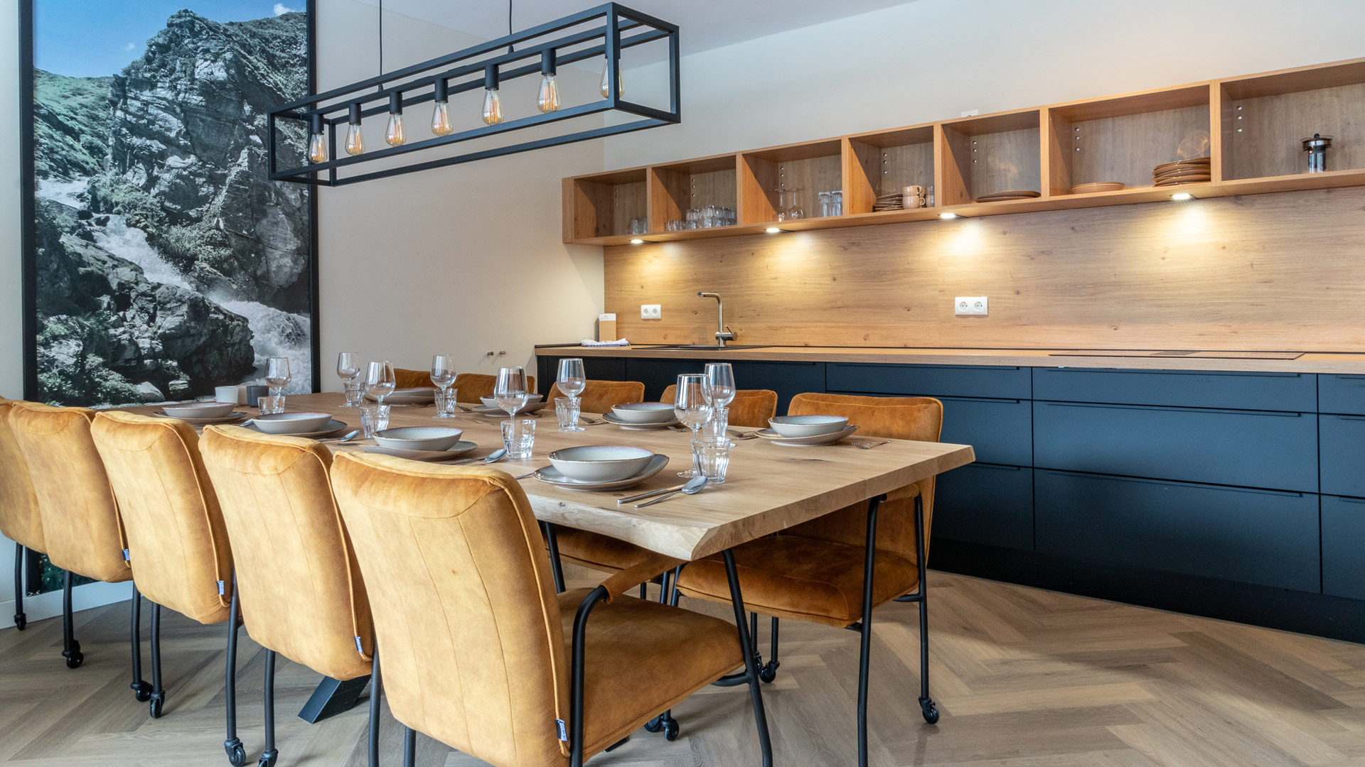 Moderne keuken met eettafel en panorama