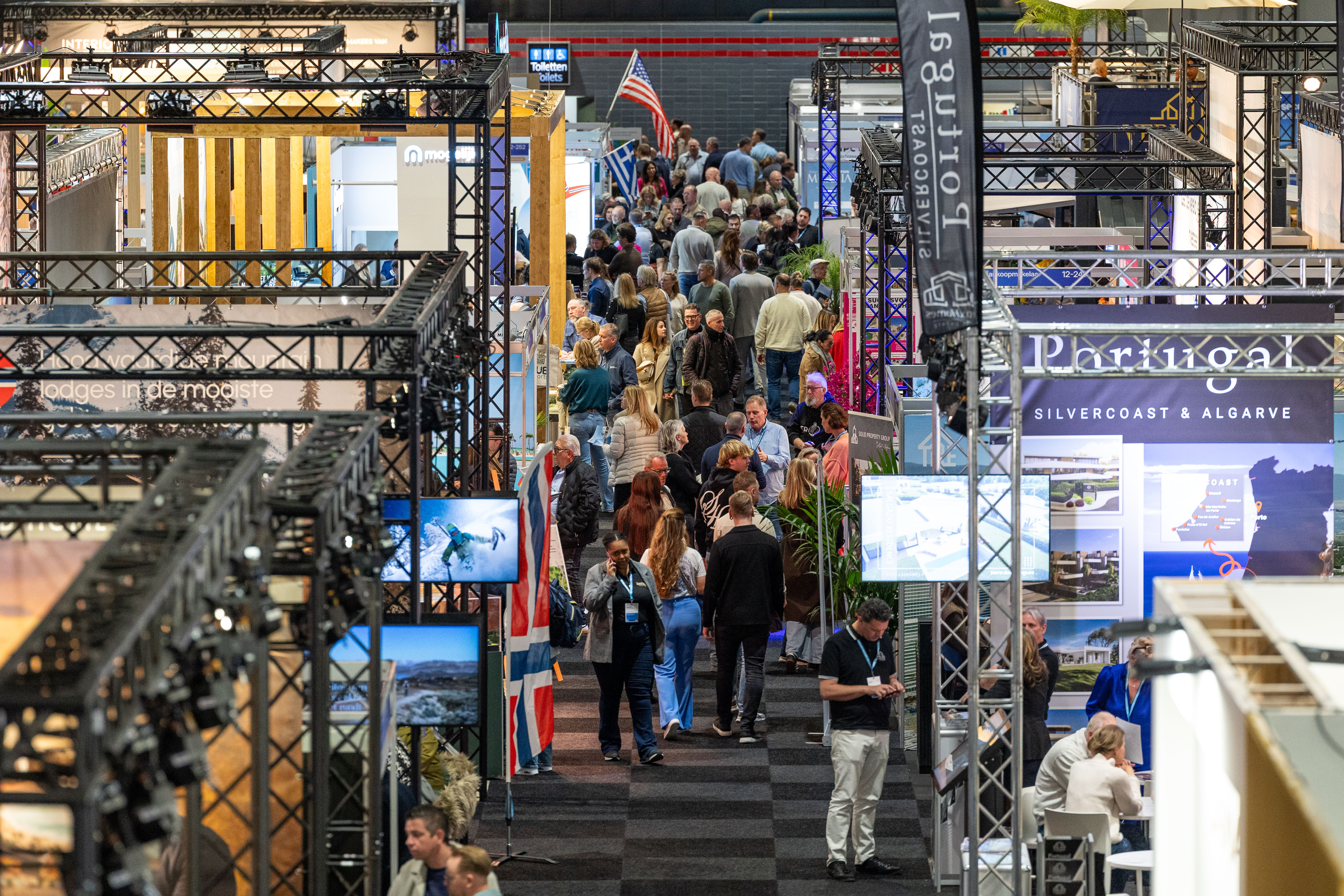 Drukke gangpaden met bezoekers op de Second Home Beurs
