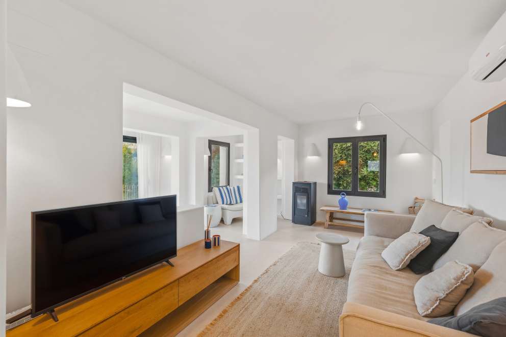 Bright living room of Villa Seven with pellet stove