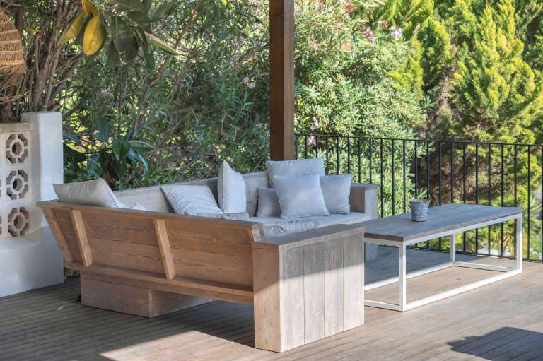 Covered terrace with lounge area of Villa Seven