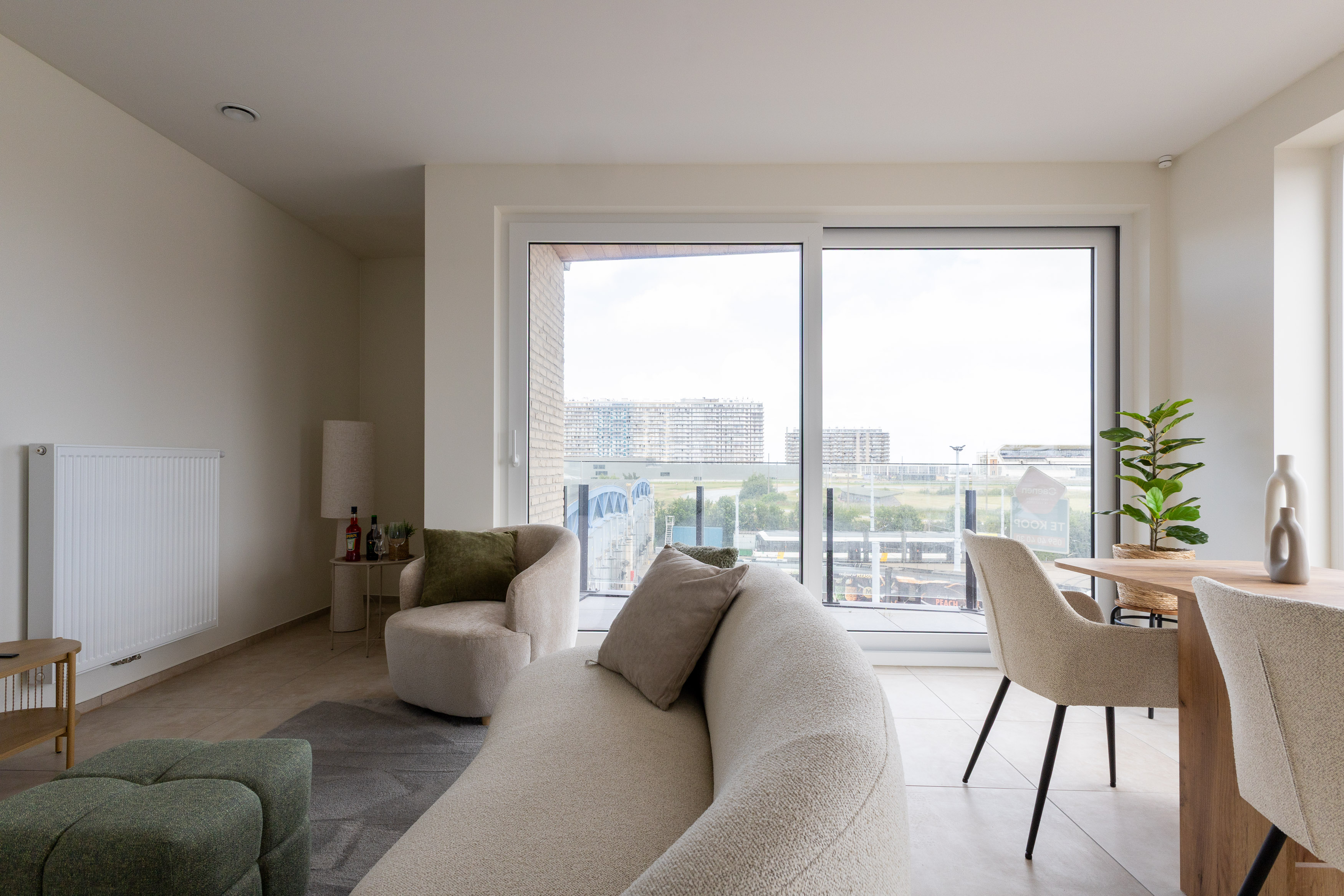 Leefruimte met eethoek en balkon