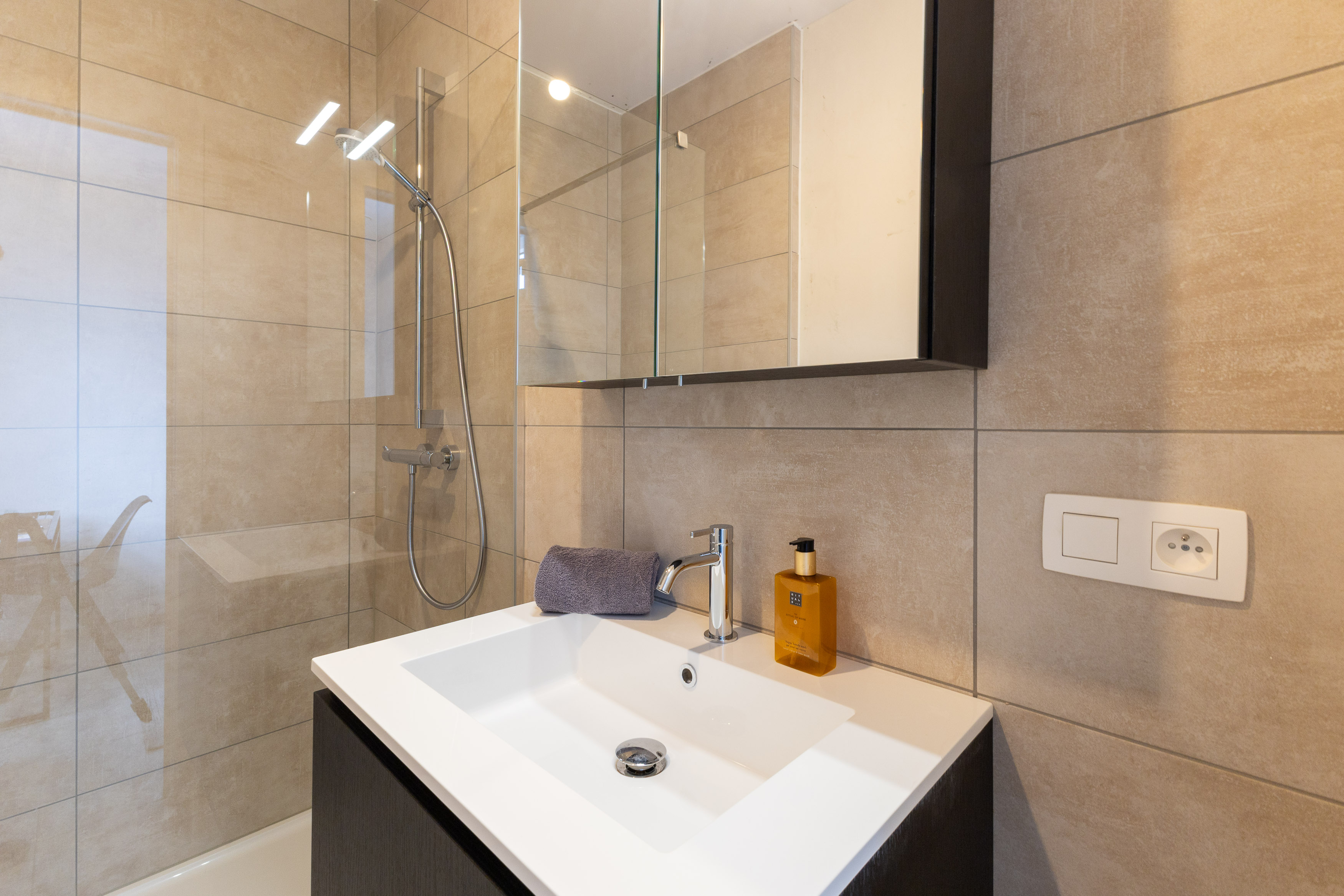 Moderne badkamer met inloopdouche