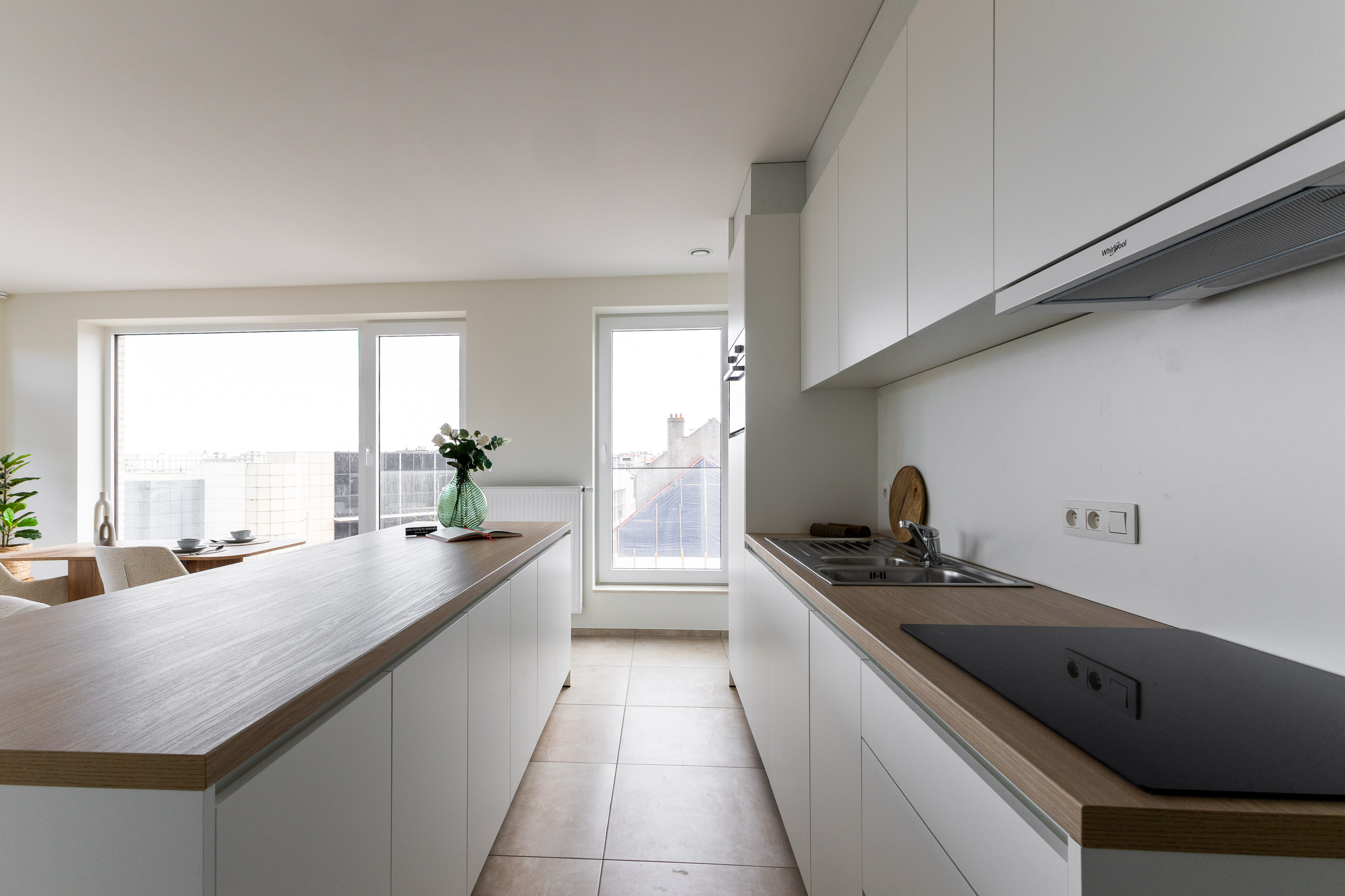 Open geïnstalleerde keuken in wit en hout