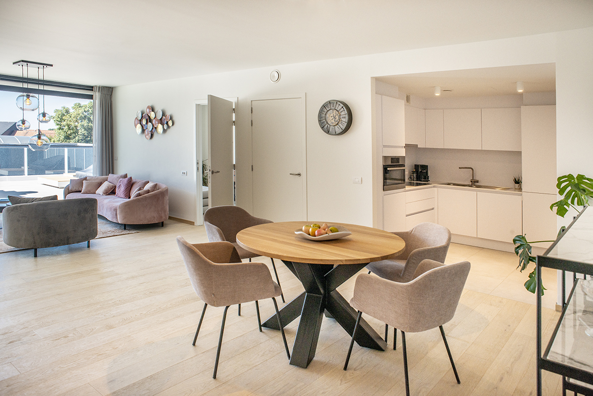 Lichtrijke leefruimte met open keuken en eethoek in een appartement van Residentie Pur Sang
