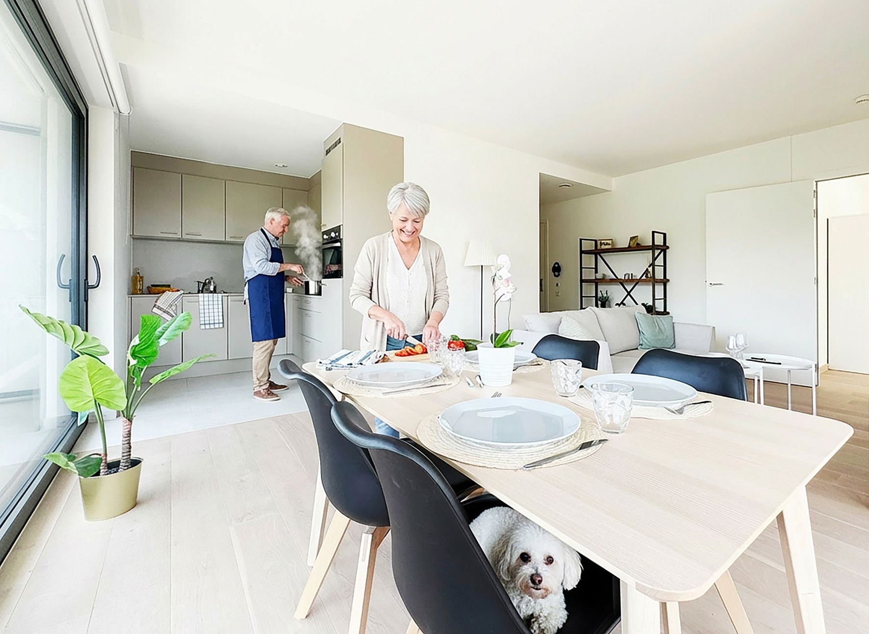 Lichtrijke leefruimte met open keuken in Residentie Vijverhof