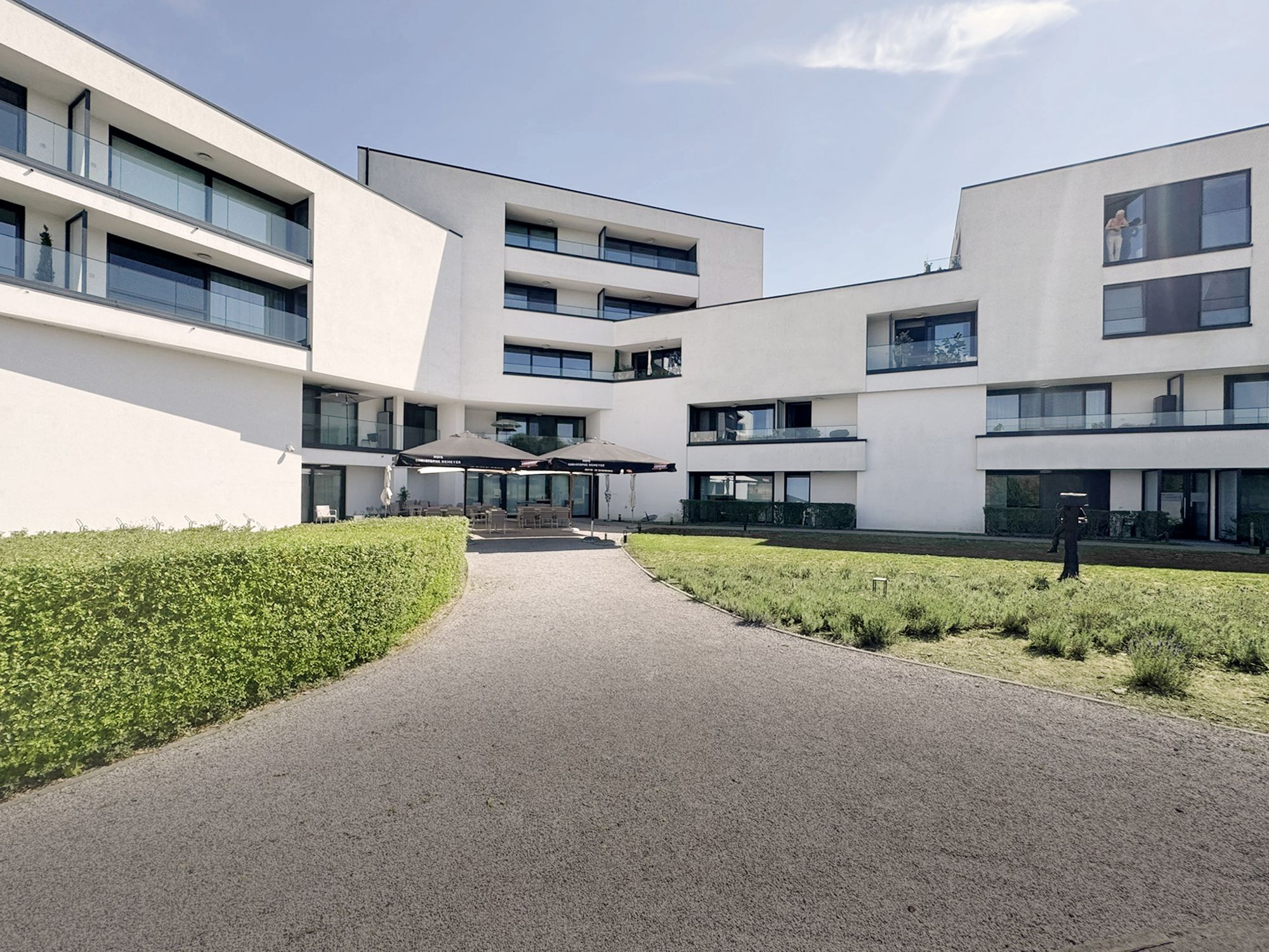 De binnentuin met de brasserie van Residentie Vijverhof