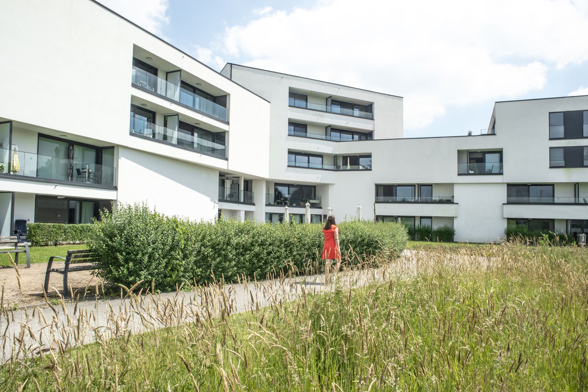 Wandelpad tussen de gebouwen van Residentie Vijverhof