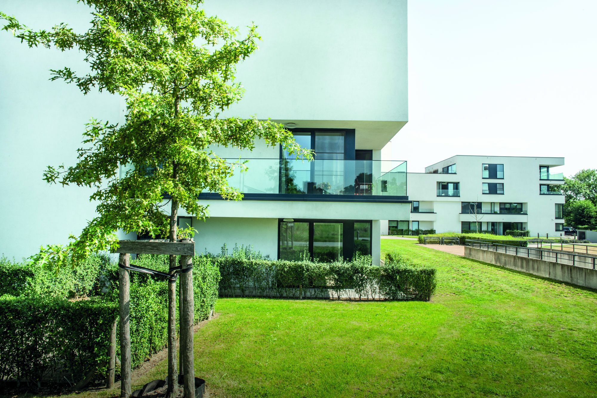 Groene tuin met uitzicht op Residentie Vijverhof