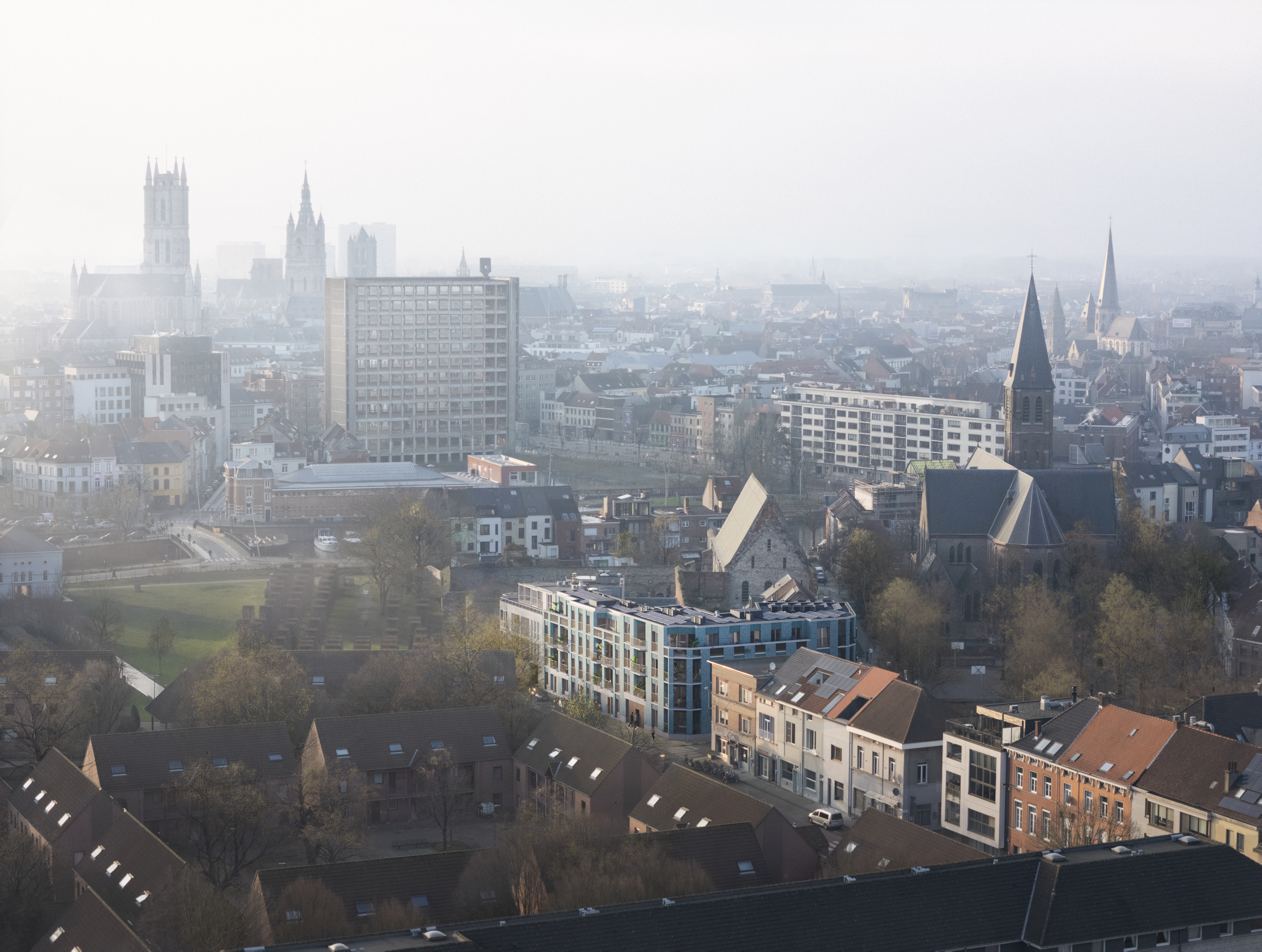 Luchtzicht over Gent met Ravelijn centraal gelegen