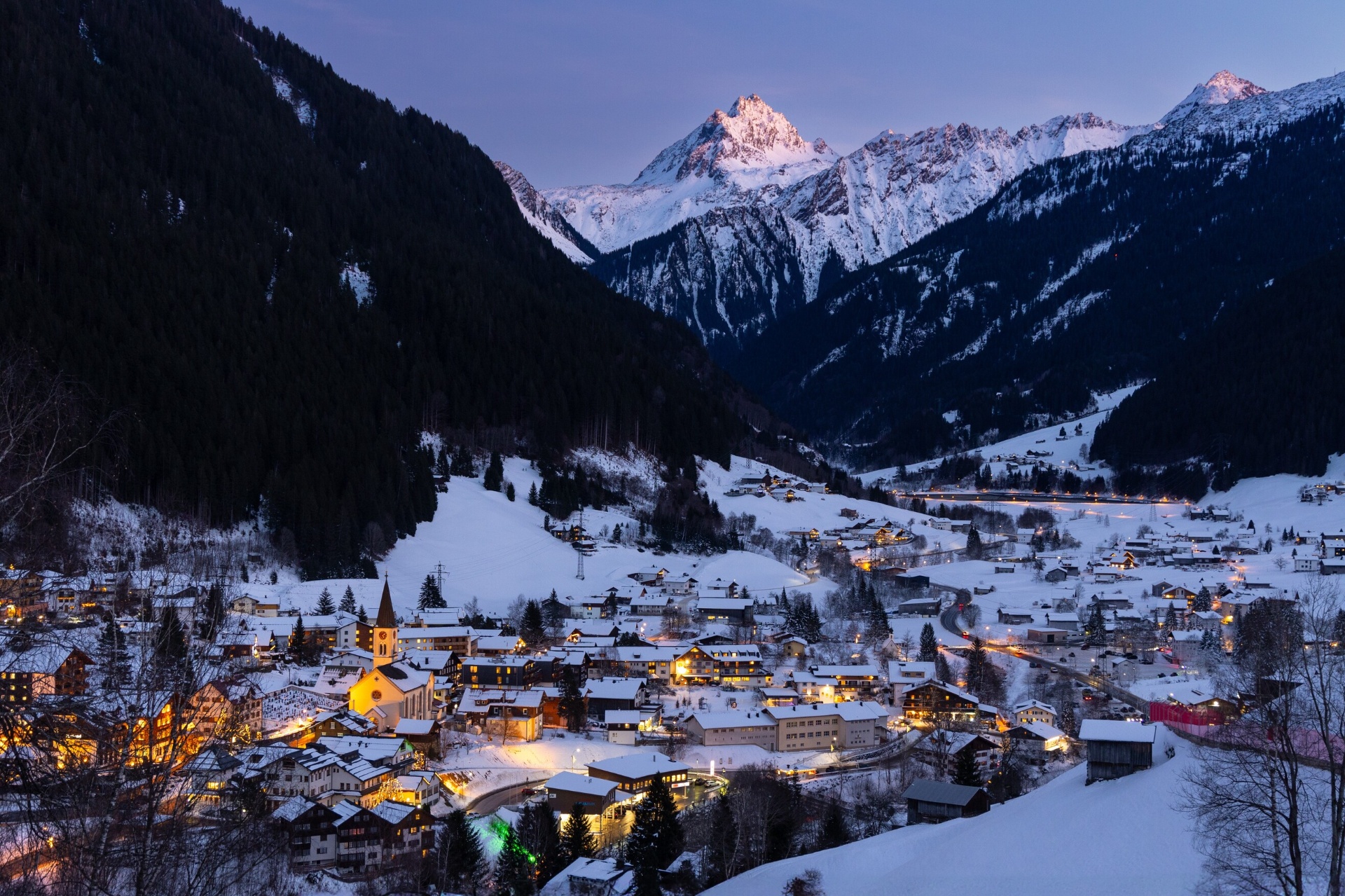 Gaschurn in de Montafon vallei bij avond met besneeuwde bergen