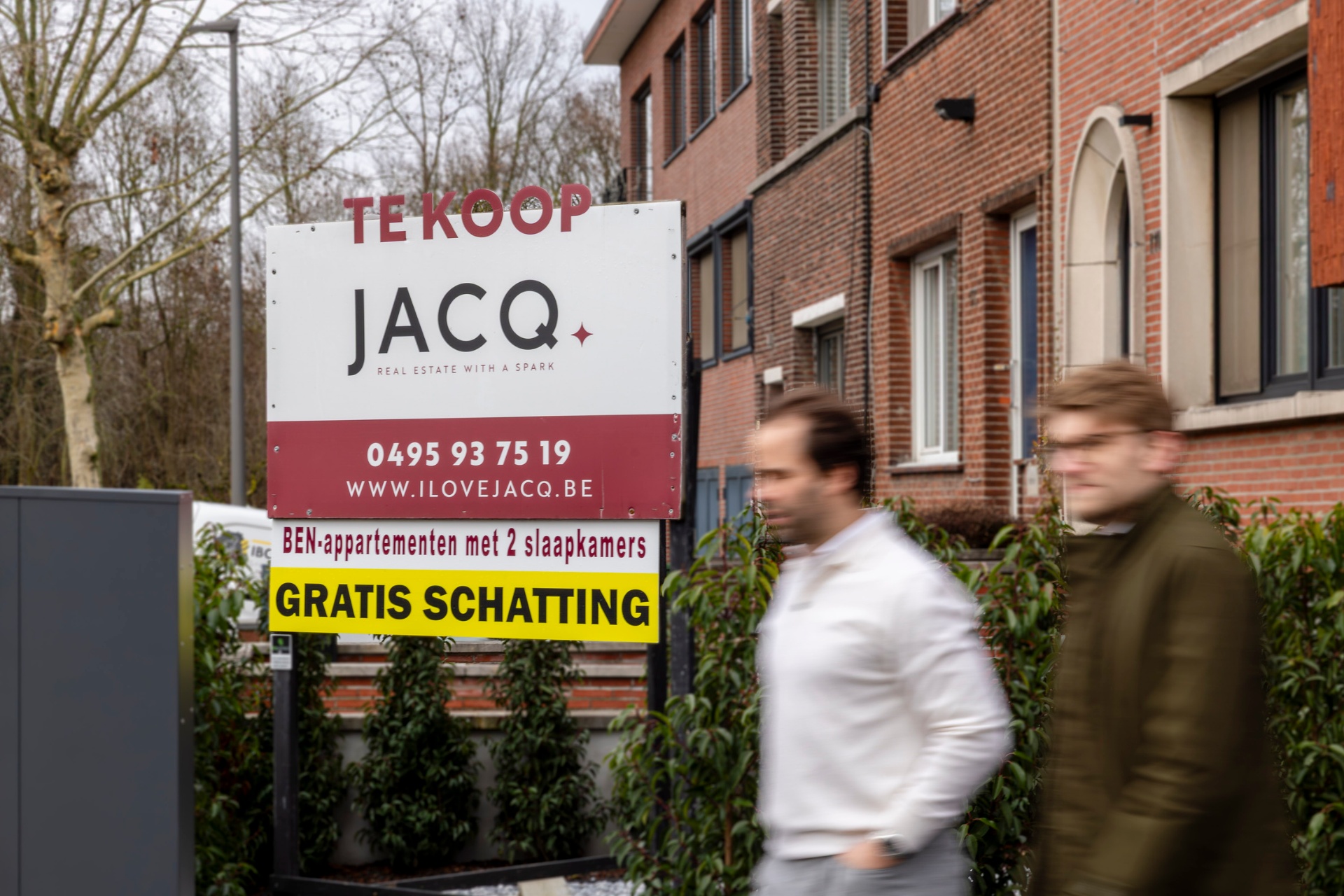 Woning met JACQ-verkoopbord in de voortuin — gratis en vrijblijvende vastgoedschatting door JACQ