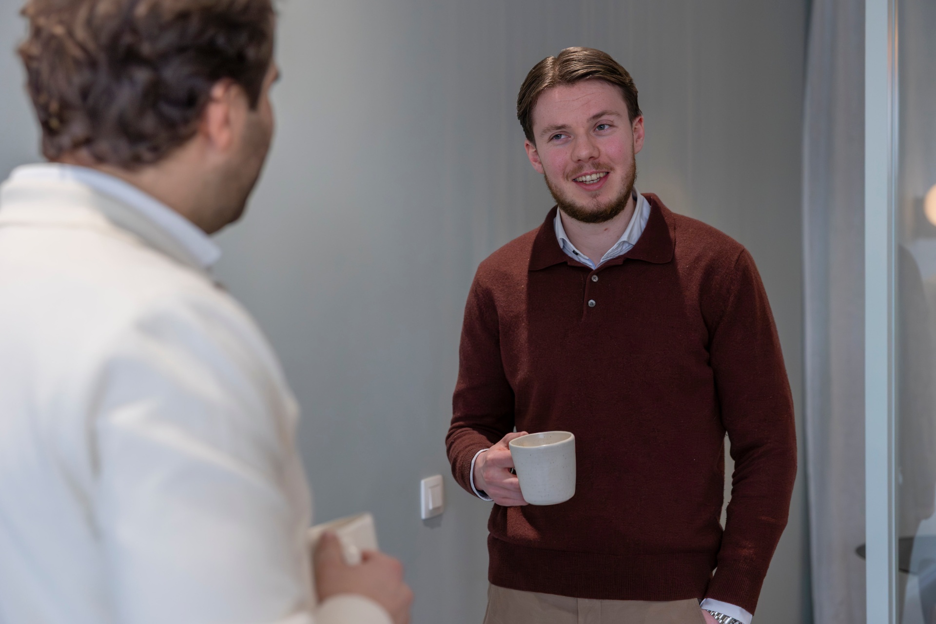 JACQ-makelaar in gesprek met een klant over de waarde van hun woning